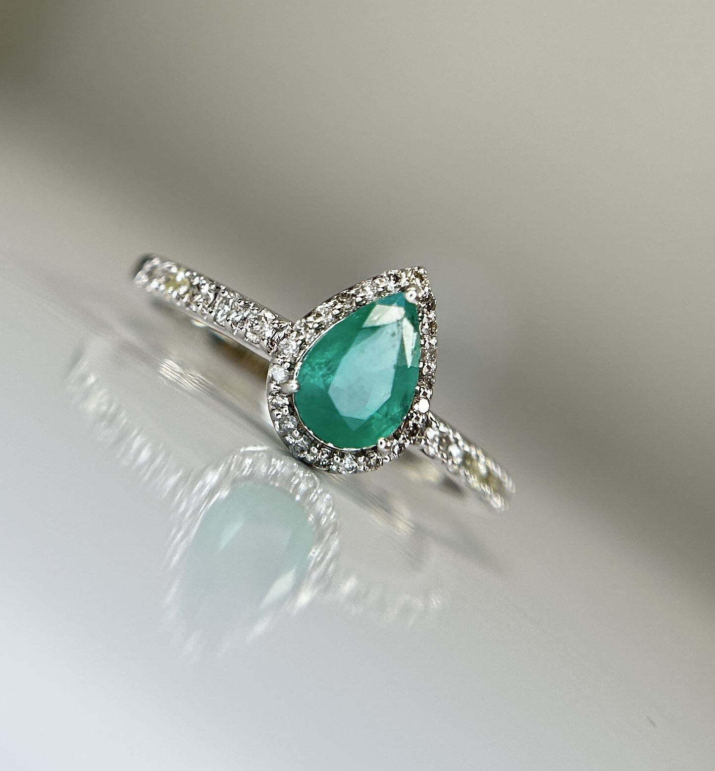 Beautiful Natural Emerald 0.68 CT With Natural Diamonds & 18k Gold
