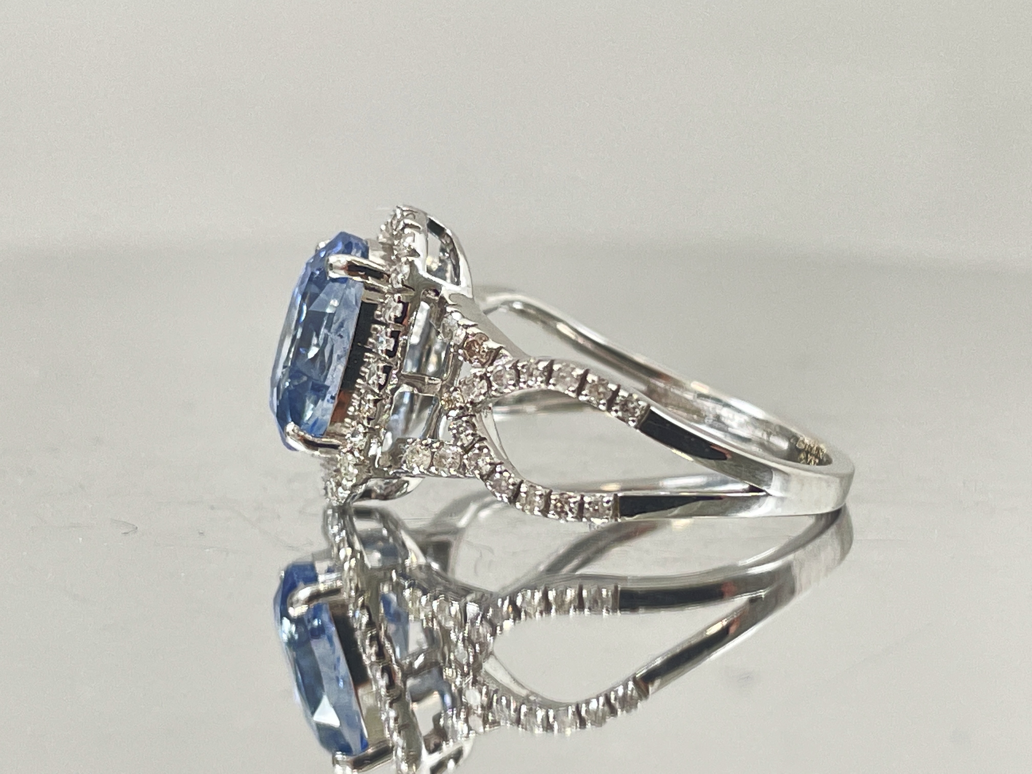 Beautiful 3.16 CT Natural Ceylon Cornflour Blue Sapphire Diamonds & 18k Gold