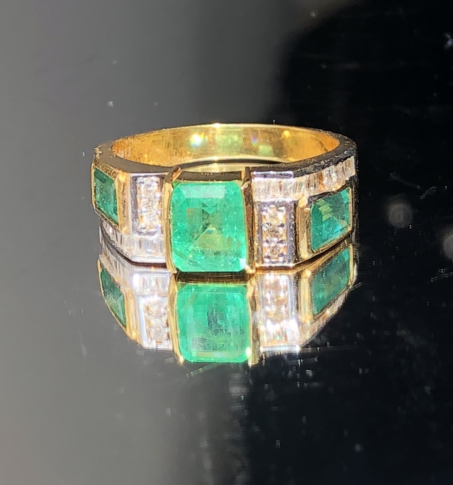 Beautiful 2.80 Carat Natural Emerald Ring With Natural Diamonds and 18k Gold