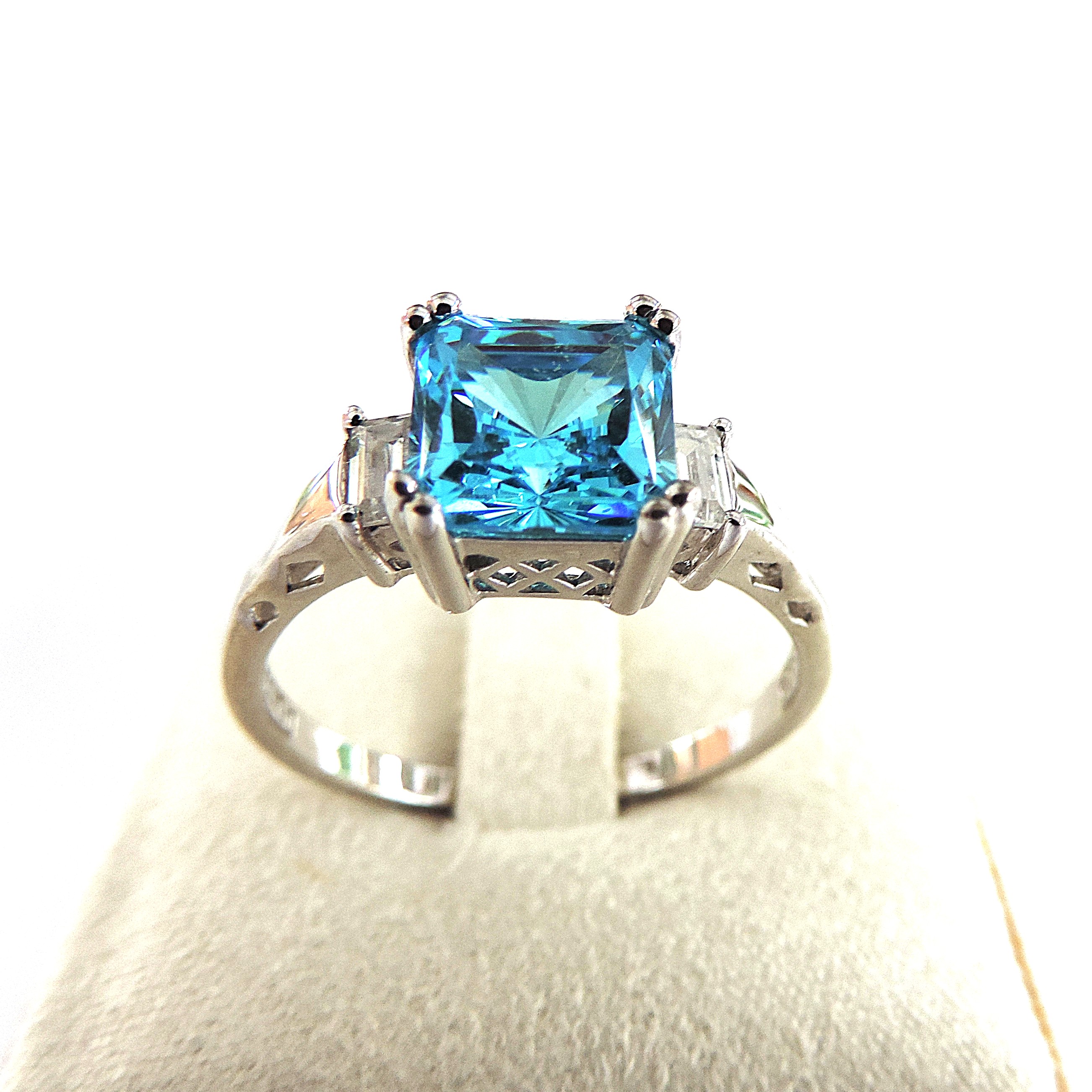 925 Silver Swiss Blue 2.75 Carat Topaz Gemstone Ring 'NEW'