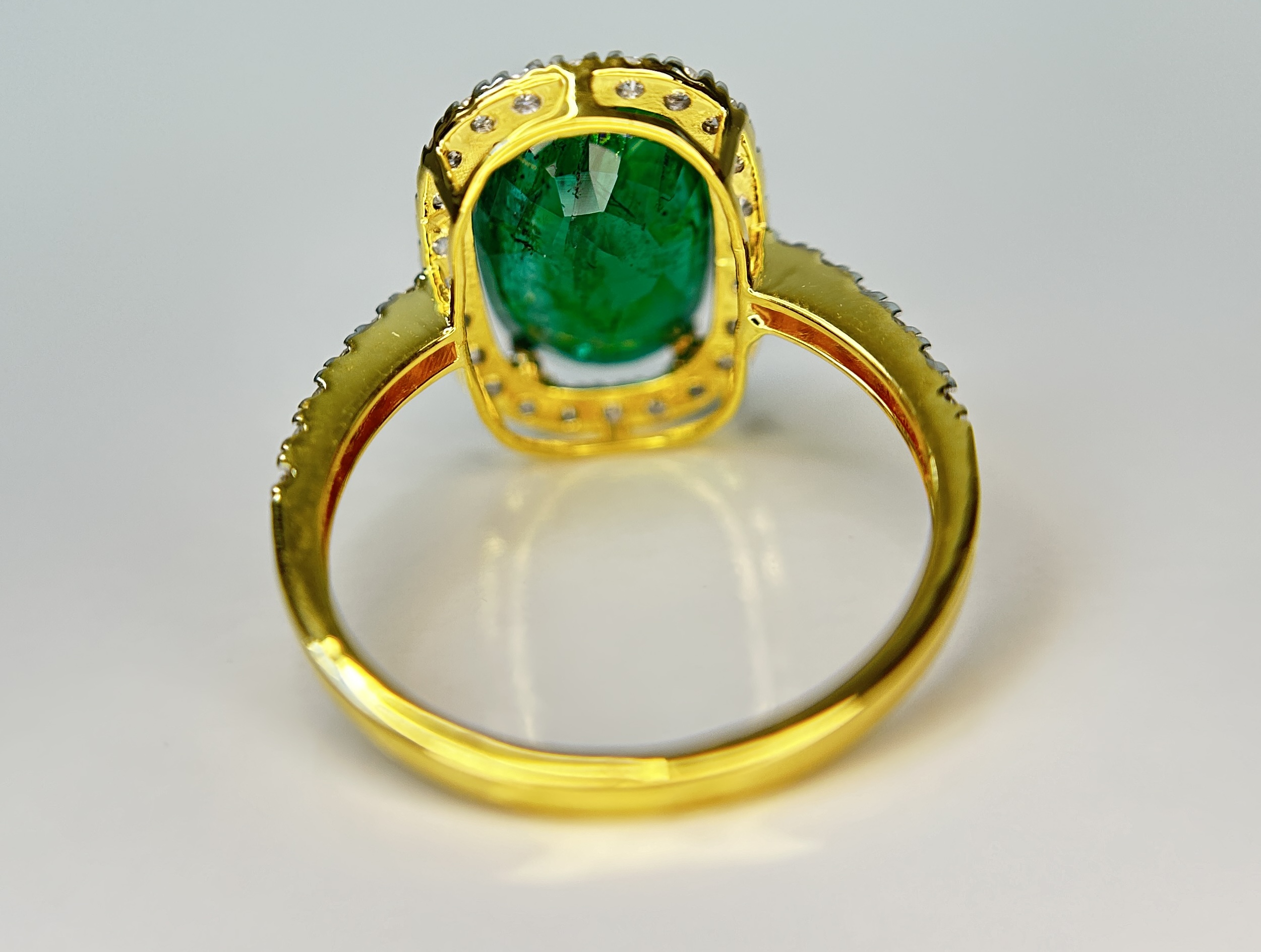 Beautiful Natural Emerald 3.90 CT With Natural Diamonds & 18k Gold
