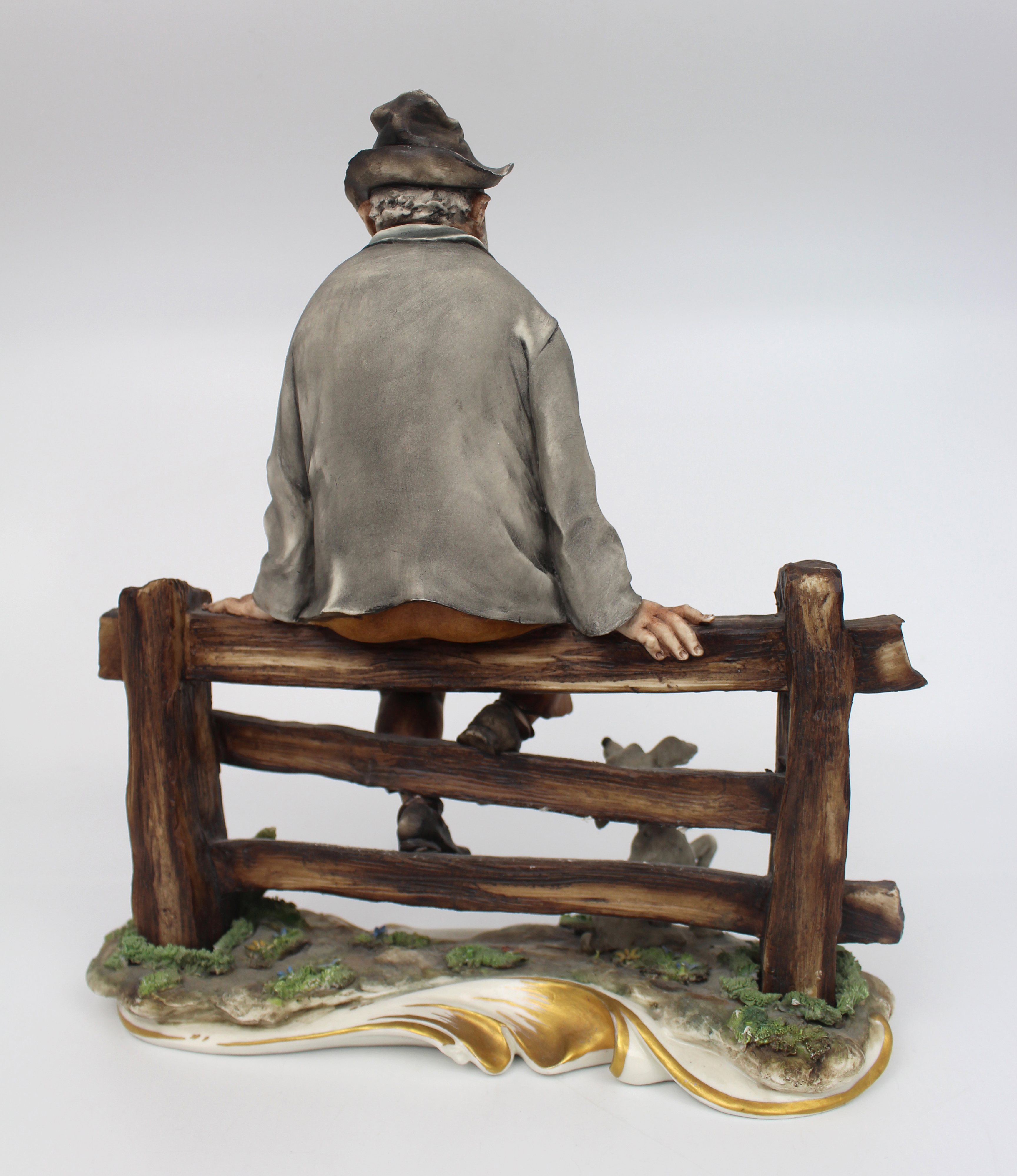 Capodimonte Tramp on Fence