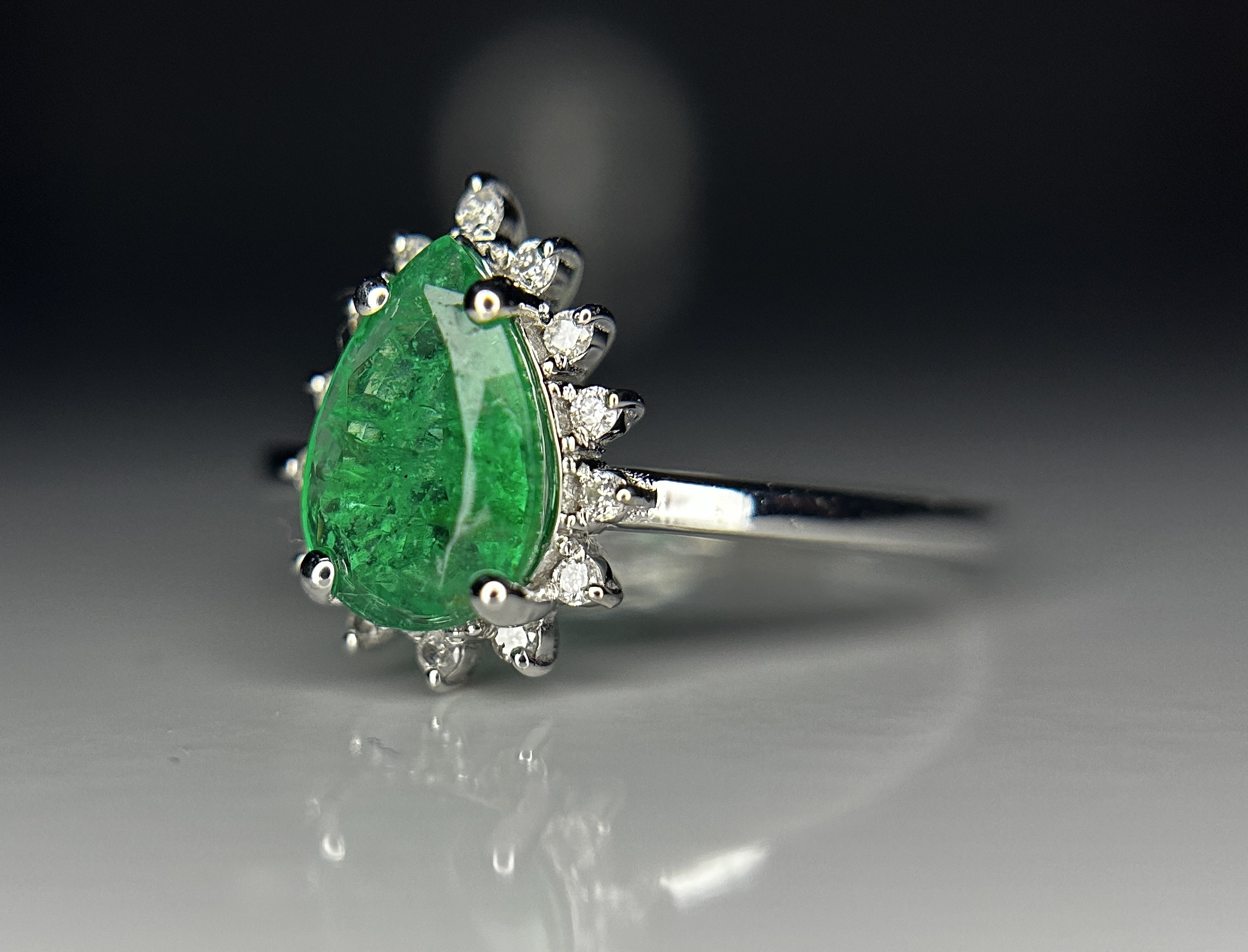 Beautiful 1.18ct Natural Emerald With Natural Diamonds & 18k Gold