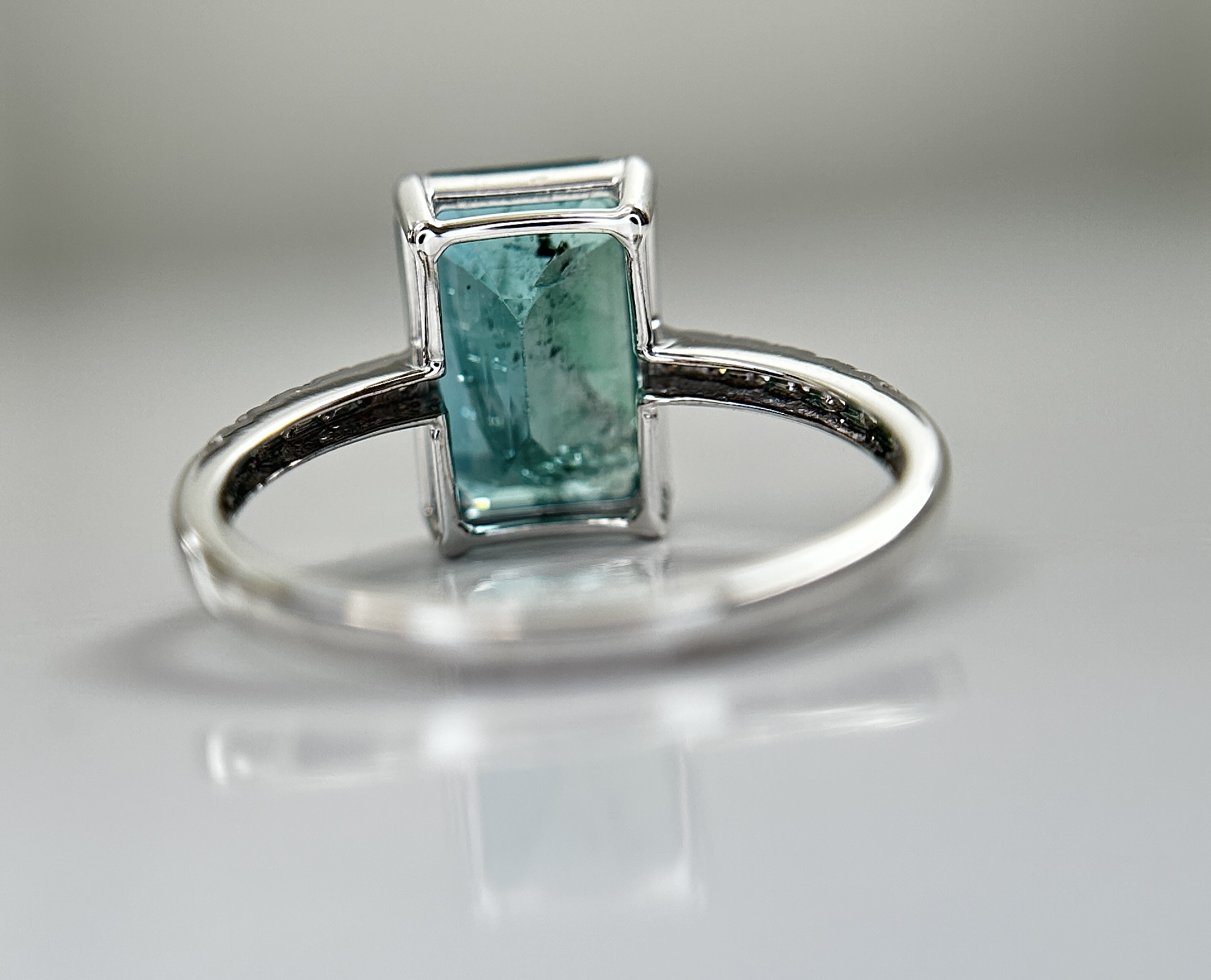 Beautiful Natural Emerald 4.26 CT With Natural Diamonds & 18k Gold
