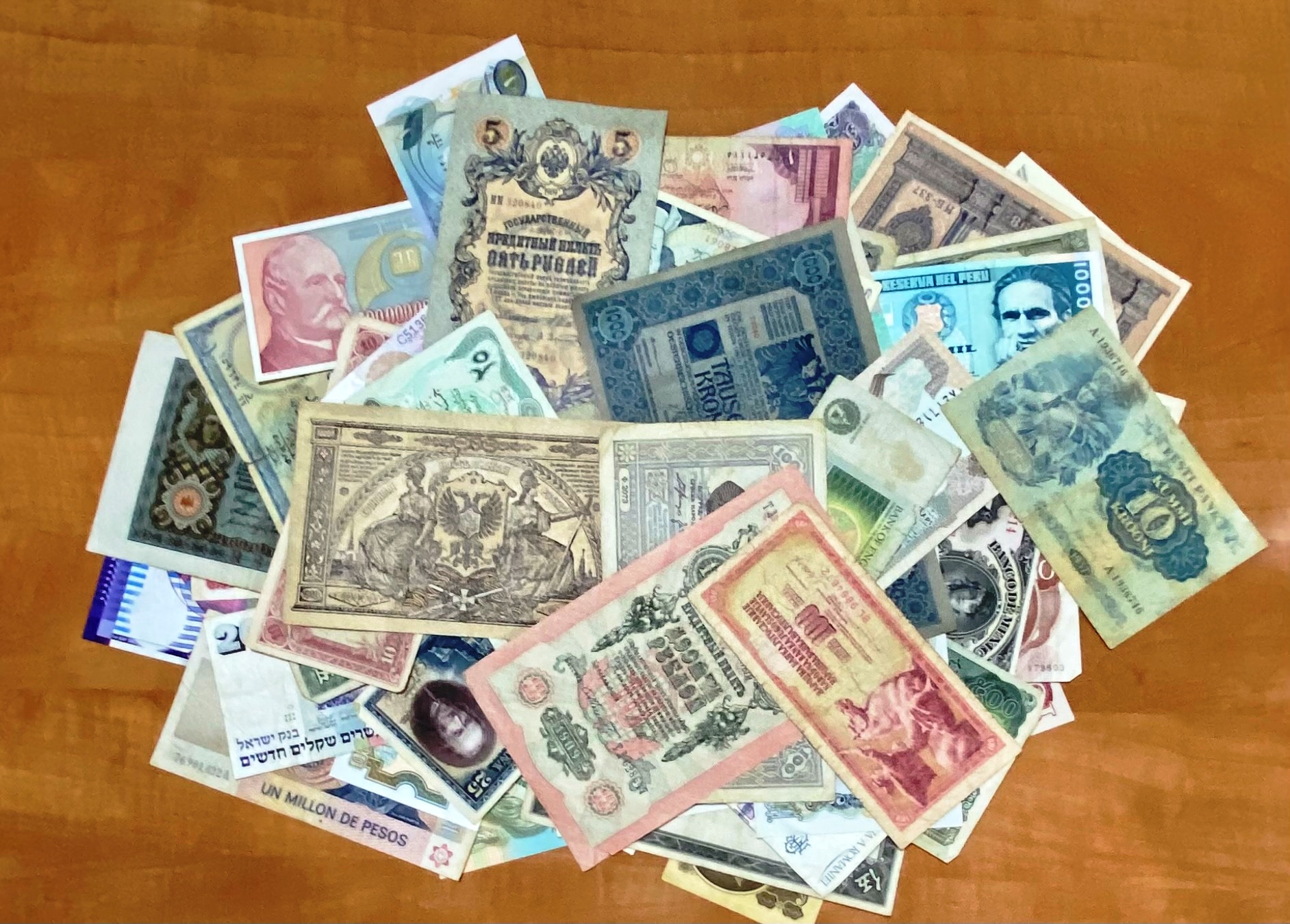 100+ World Banknotes
