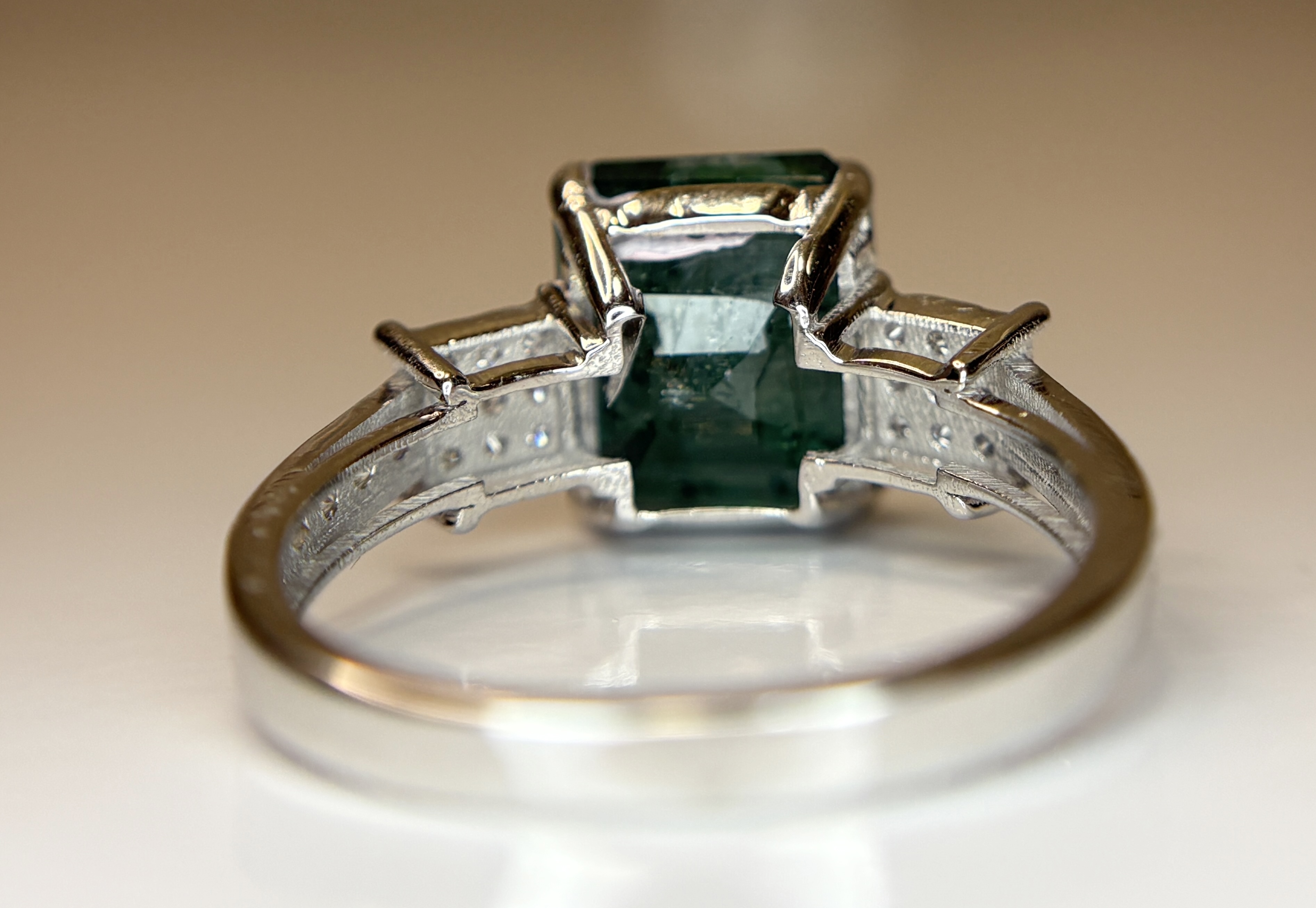 Beautiful 4.49 CT Natural Emerald With Natural Diamonds & 18k Gold
