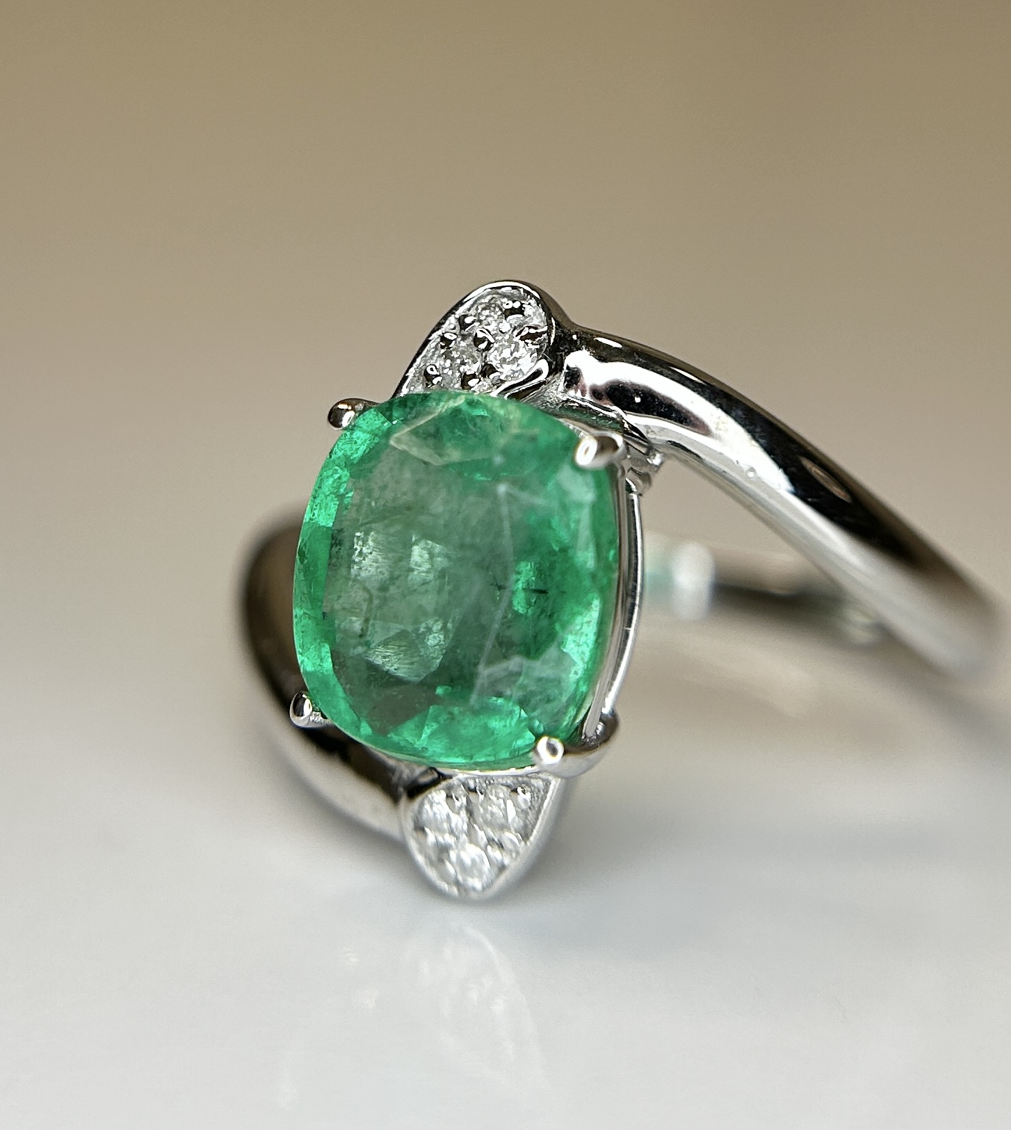 Beautiful Natural Emerald 2.19 Ct With Natural Diamonds & 18k Gold
