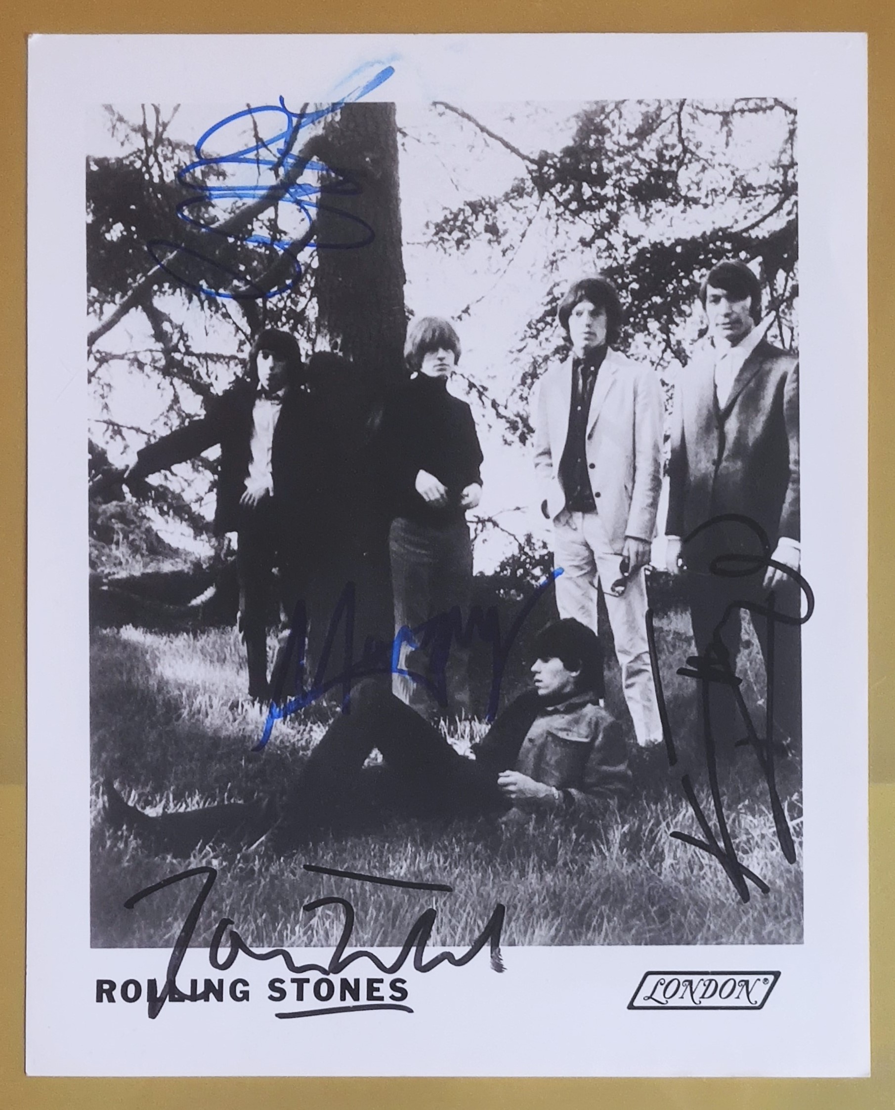 The Rolling Stones autographed Photo by Mick Jagger – Keith Richards – Charlie Watts – Ronnie Wood.