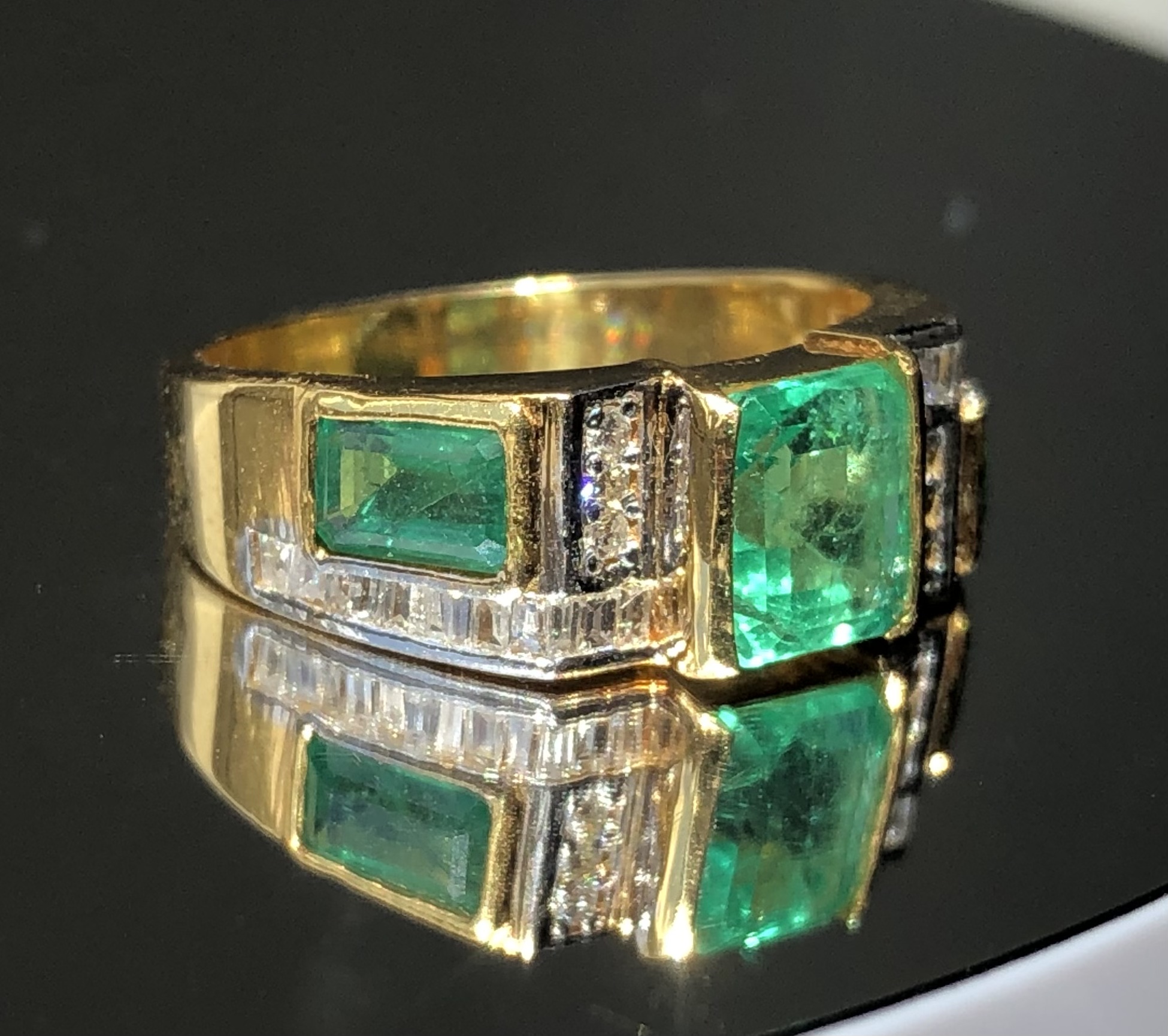 Beautiful 2.80 Carat Natural Emerald Ring With Natural Diamonds and 18k Gold