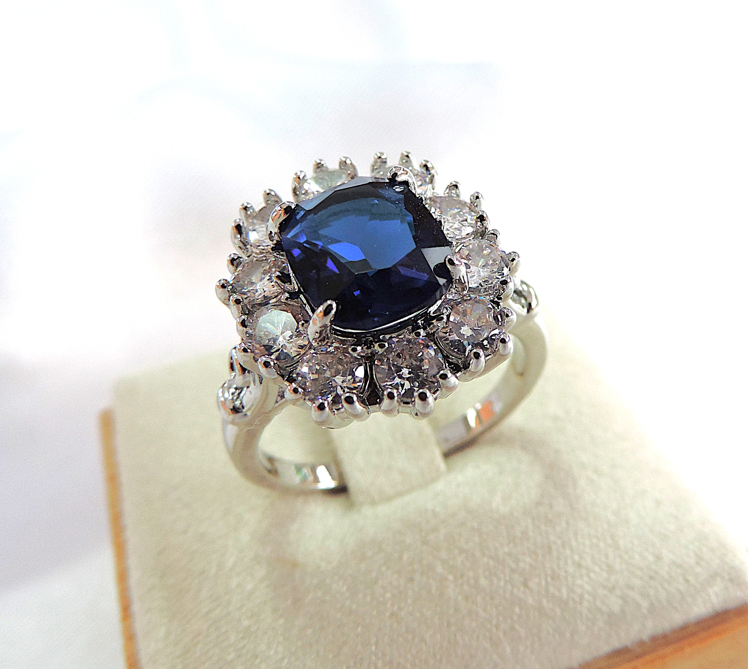 7.5 Carat Blue & White Zircon Gemstone Ring 'NEW'