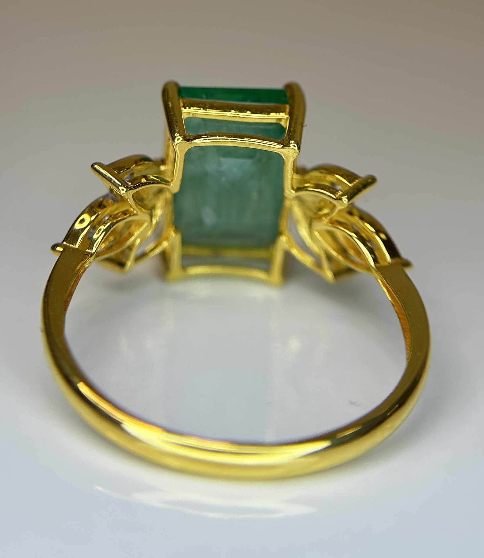 Beautiful Natural Emerald 4.32 CT With Natural Diamonds & 18k Gold