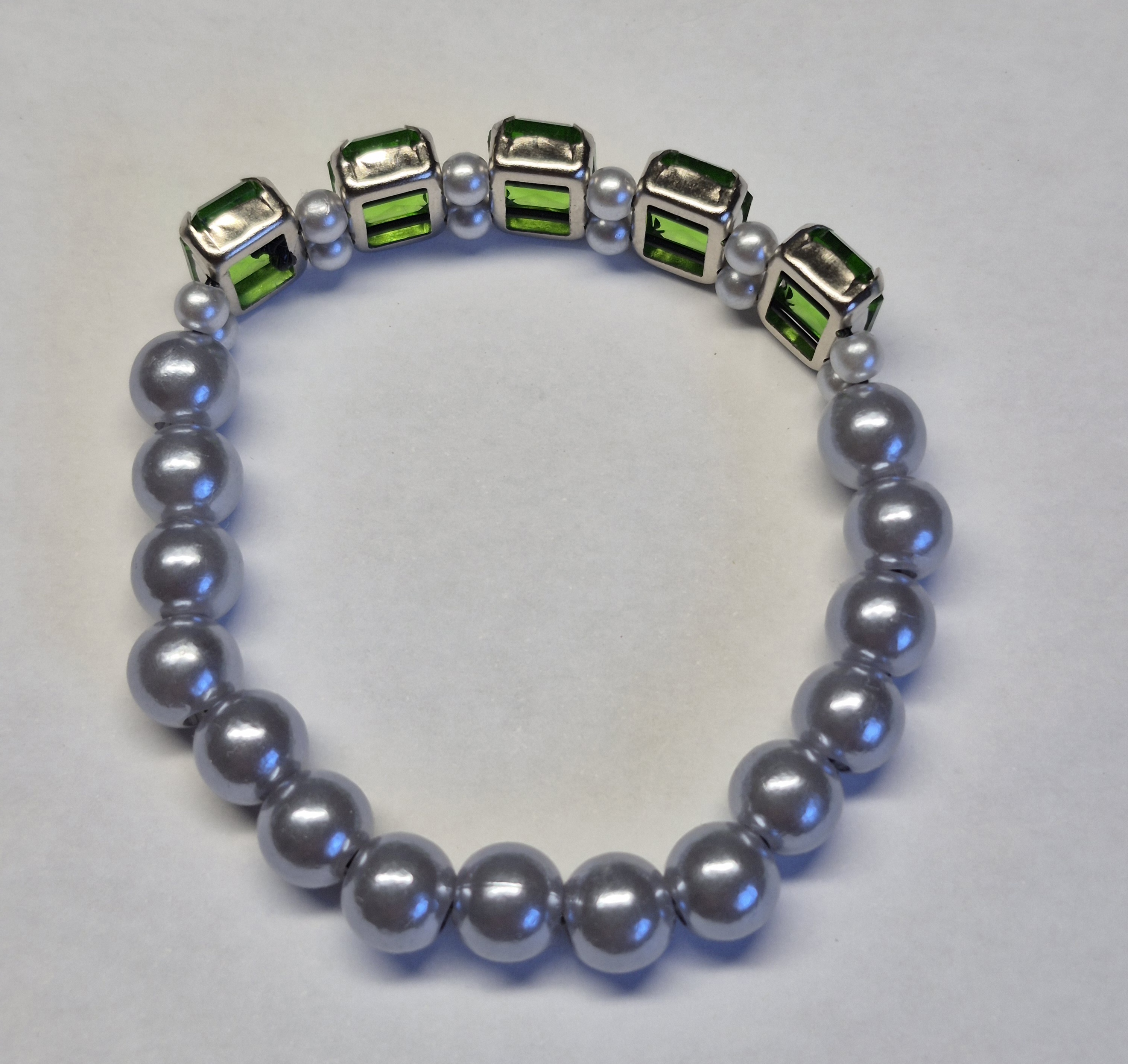 Green Crystal & Grey Pearl Stretch Bracelet – Elegant Statement Design