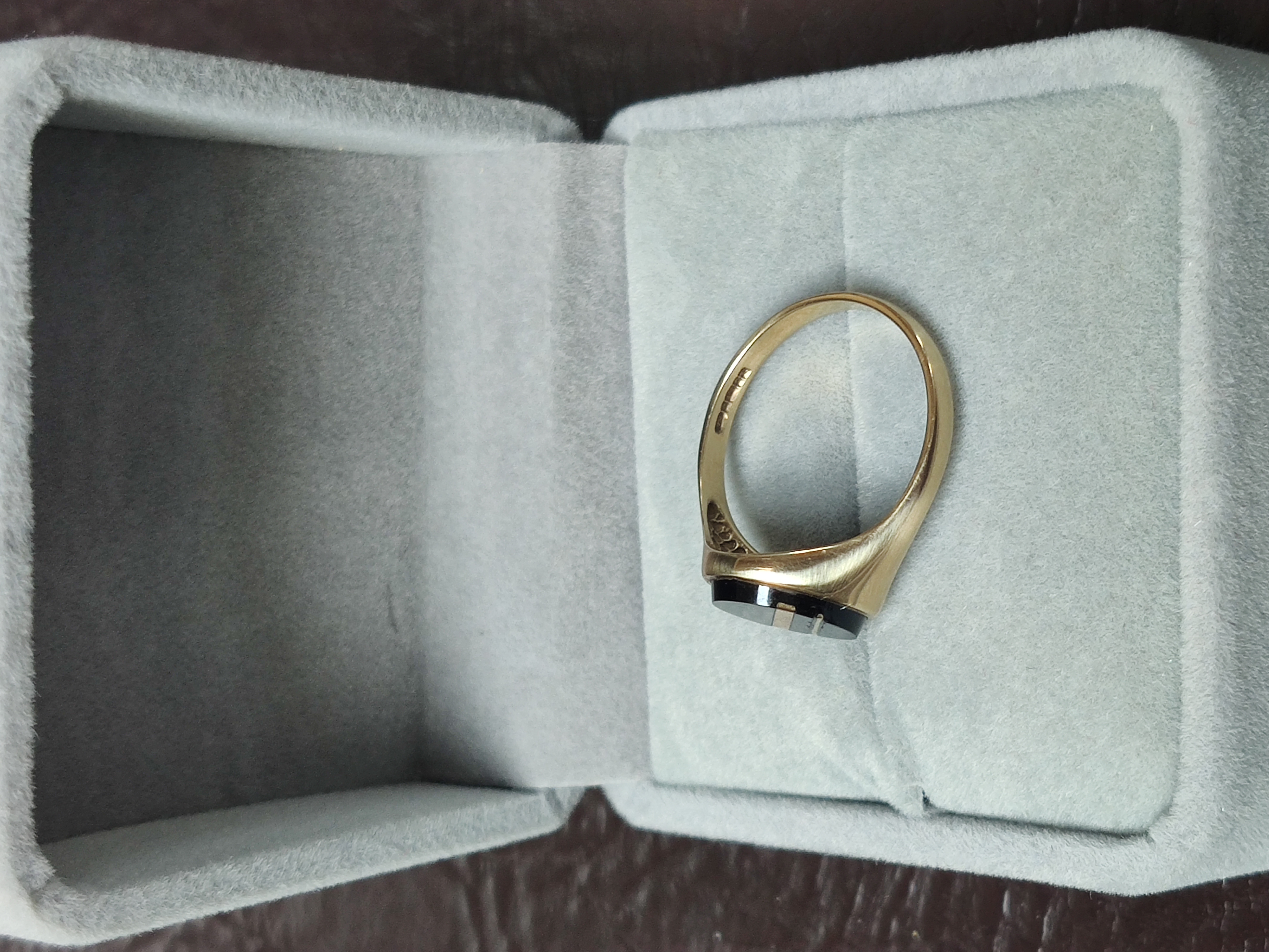 9ct gold onyx gent's ring. Size S.