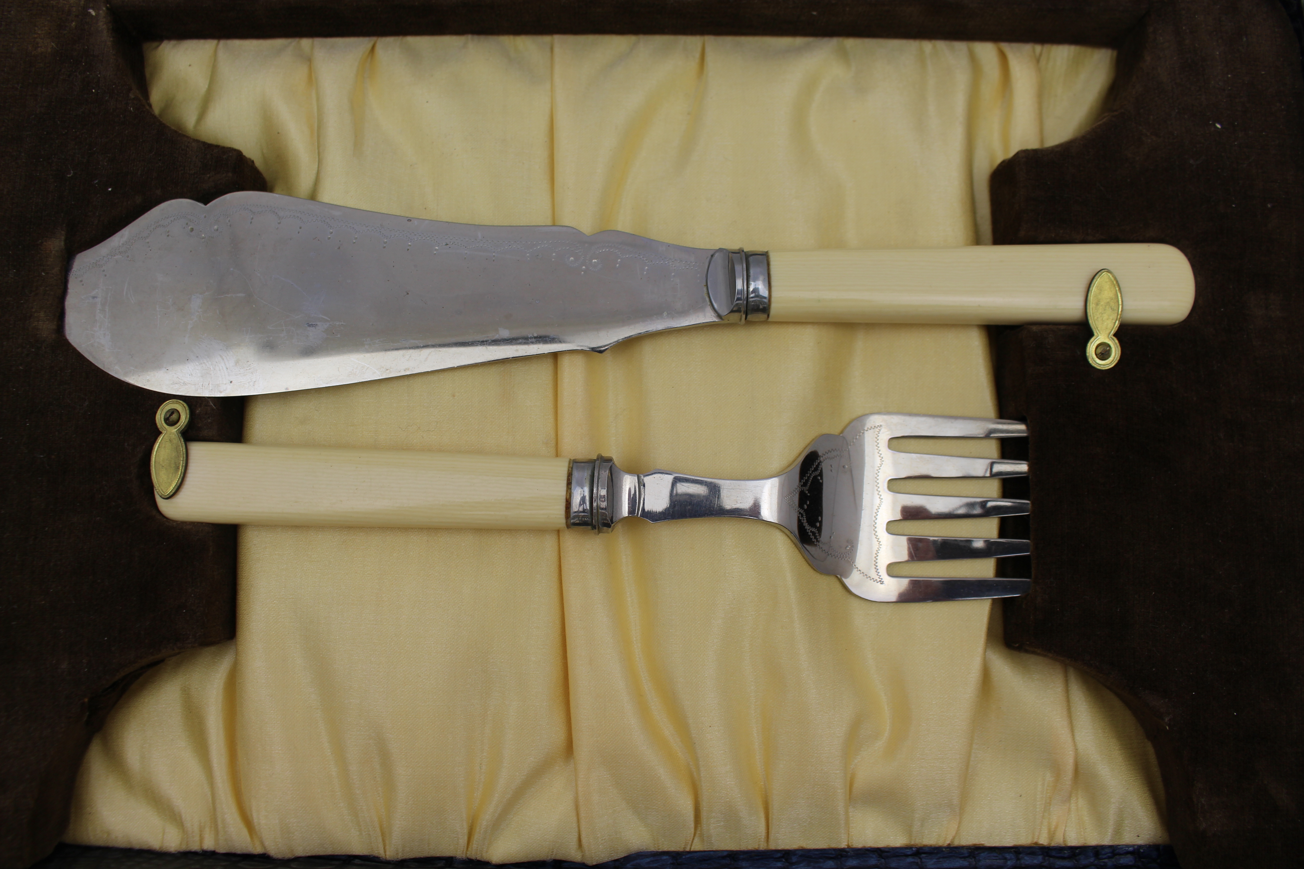 Vintage Trimils & Everwhite Cased Fish Flatware Set