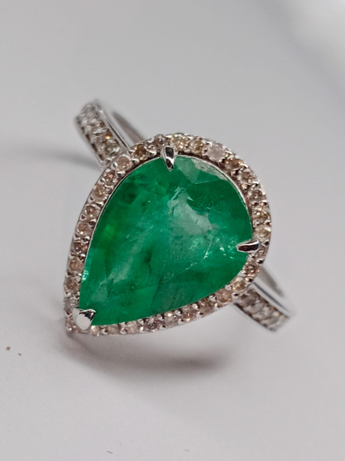 Beautiful 3.06 CT Natural Emerald With Natural Diamonds & 18kGold