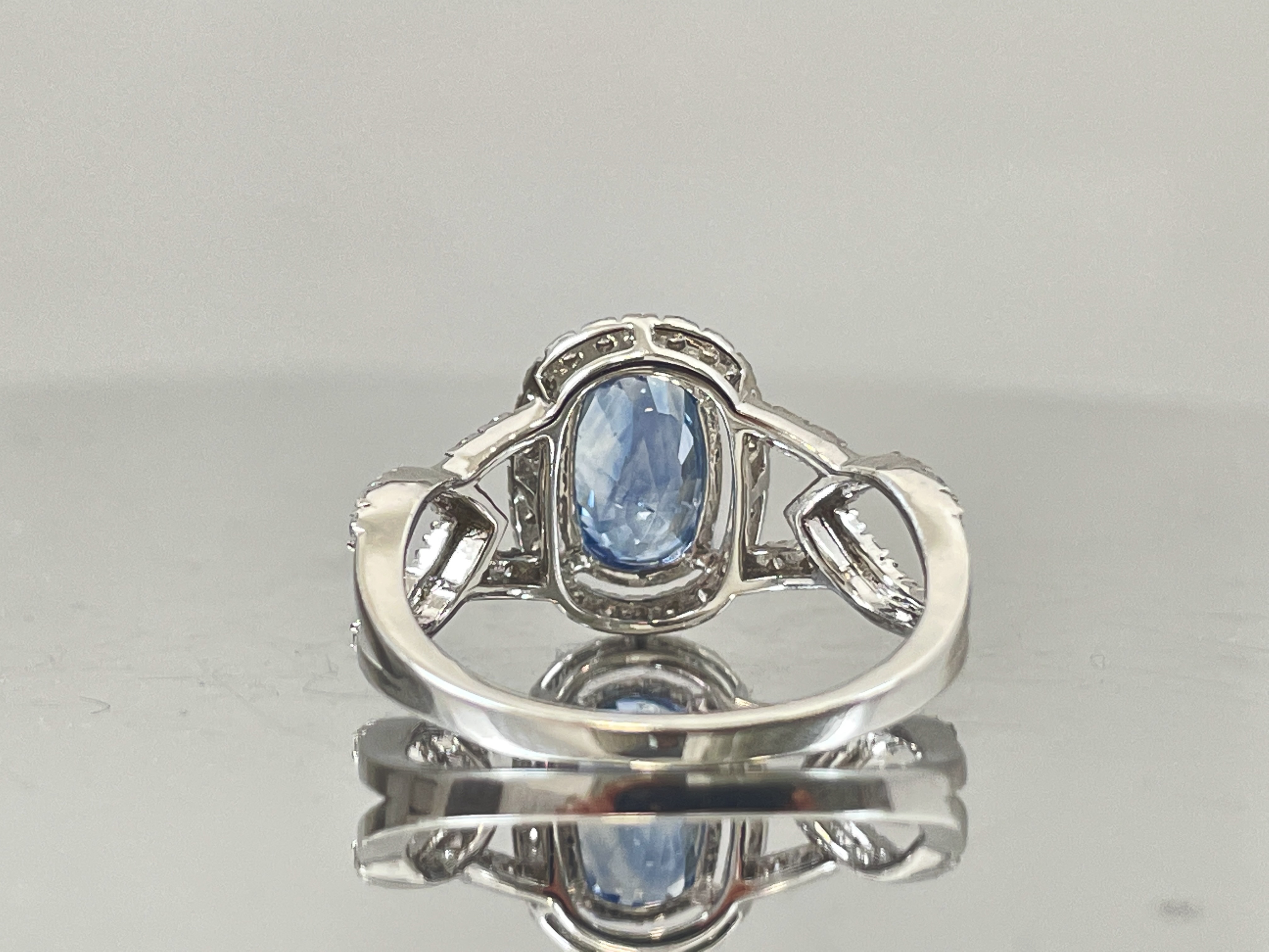 Beautiful 3.16 CT Natural Ceylon Cornflour Blue Sapphire Diamonds & 18k Gold