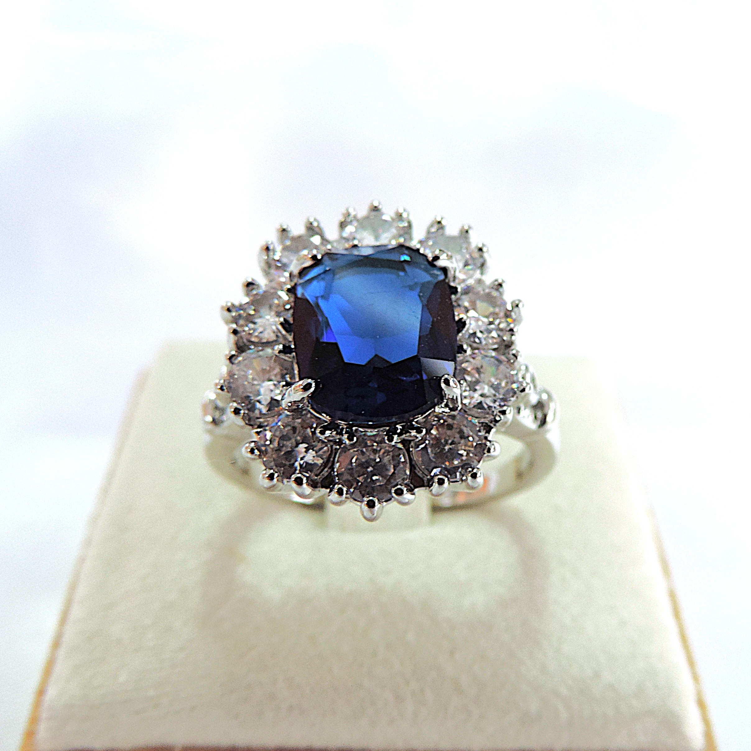 7.5 Carat Blue & White Zircon Gemstone Ring 'NEW'