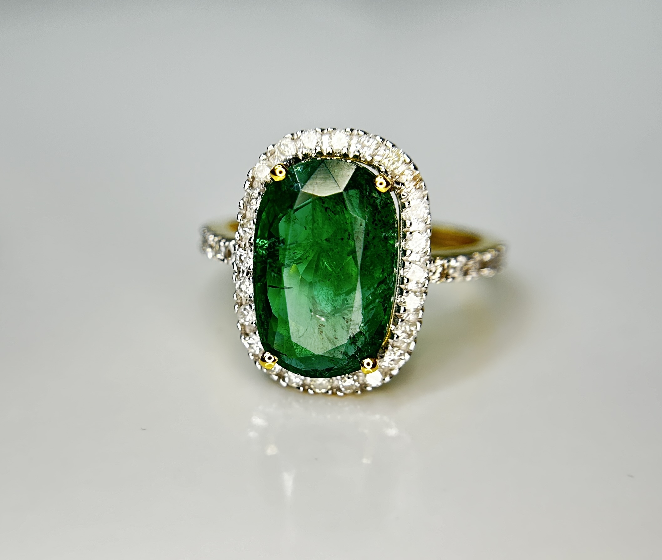Beautiful Natural Emerald 3.90 CT With Natural Diamonds & 18k Gold