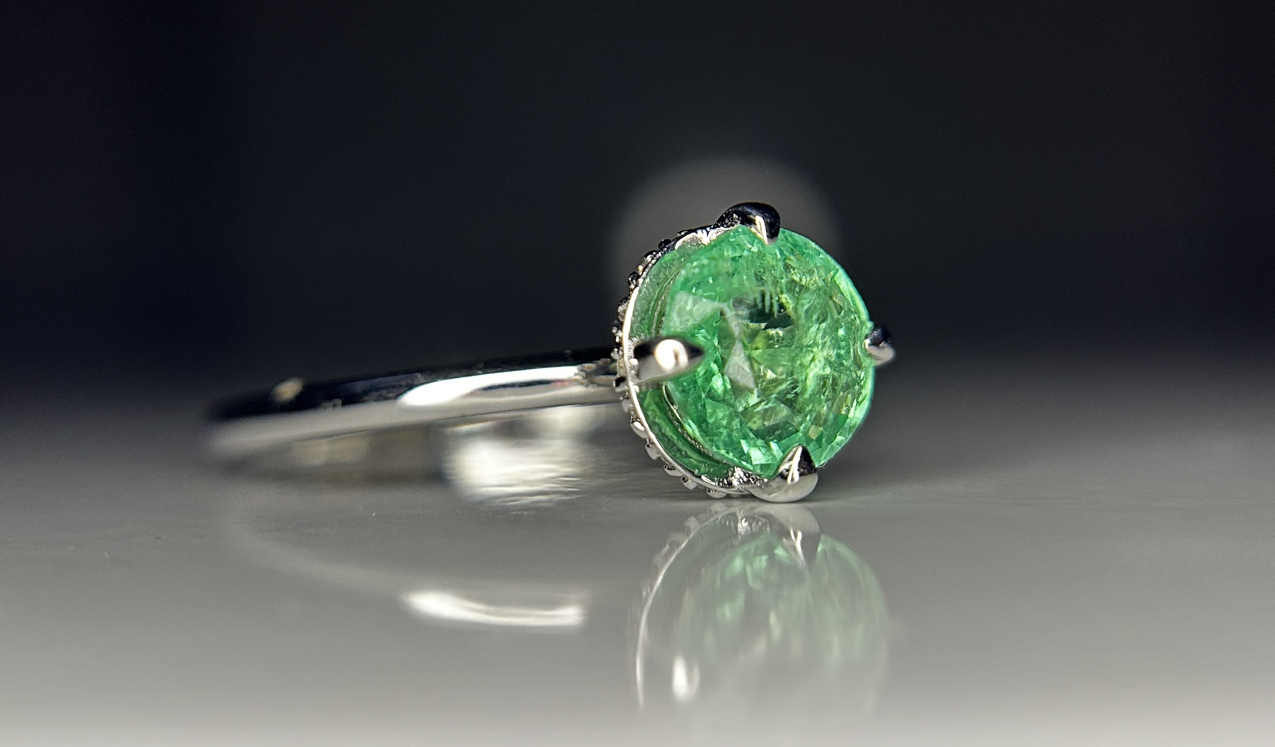 Beautiful 1.07ct Natural Emerald With Natural Diamonds & 18k Gold