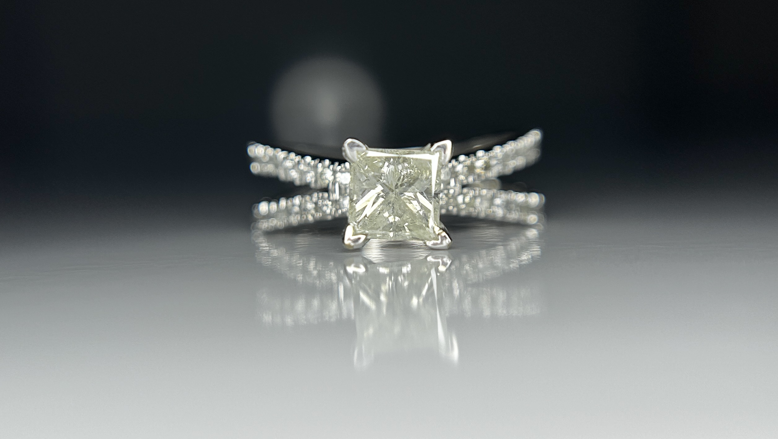 Beautiful 1.17ct Princess Cut Untreated Natural Solitaire Diamond & 18k Gold