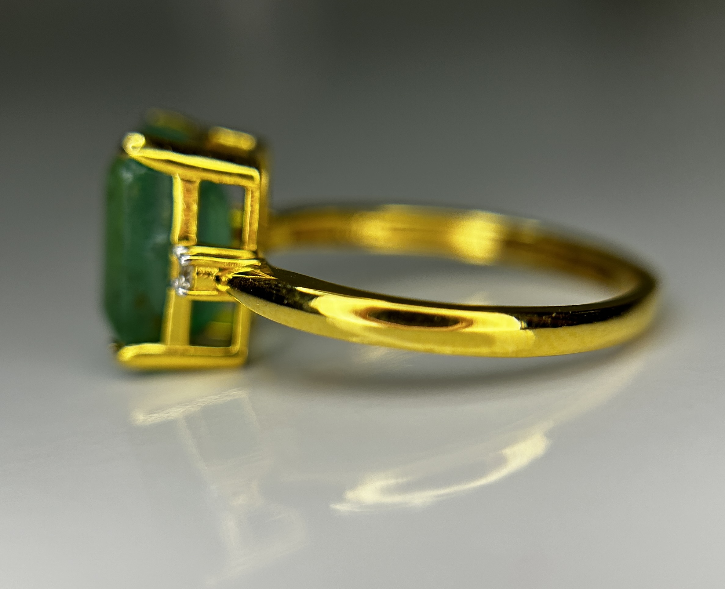 Beautiful Natural Emerald 3.51 CT With Natural Diamonds & 18k Gold