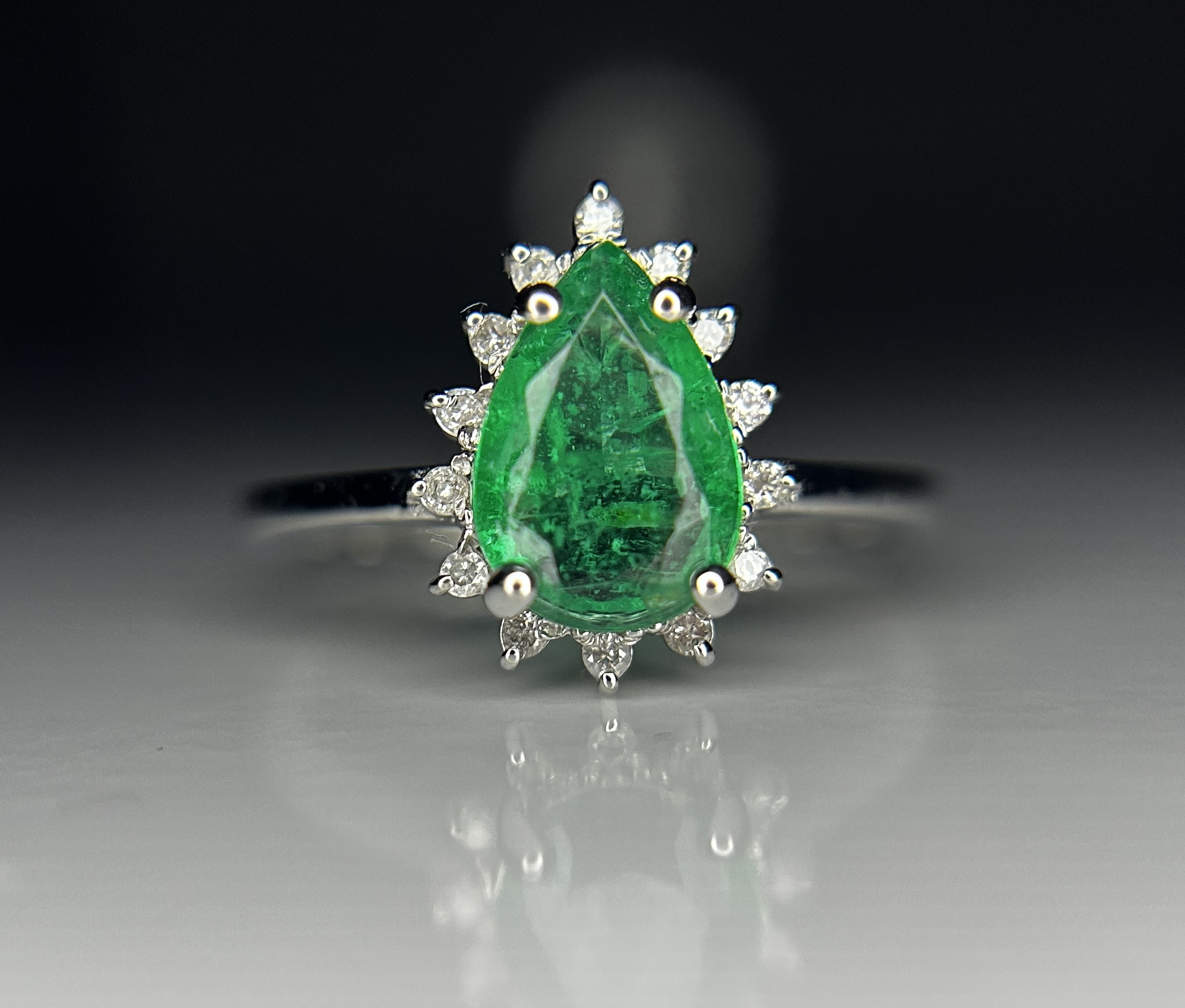 Beautiful 1.18ct Natural Emerald With Natural Diamonds & 18k Gold