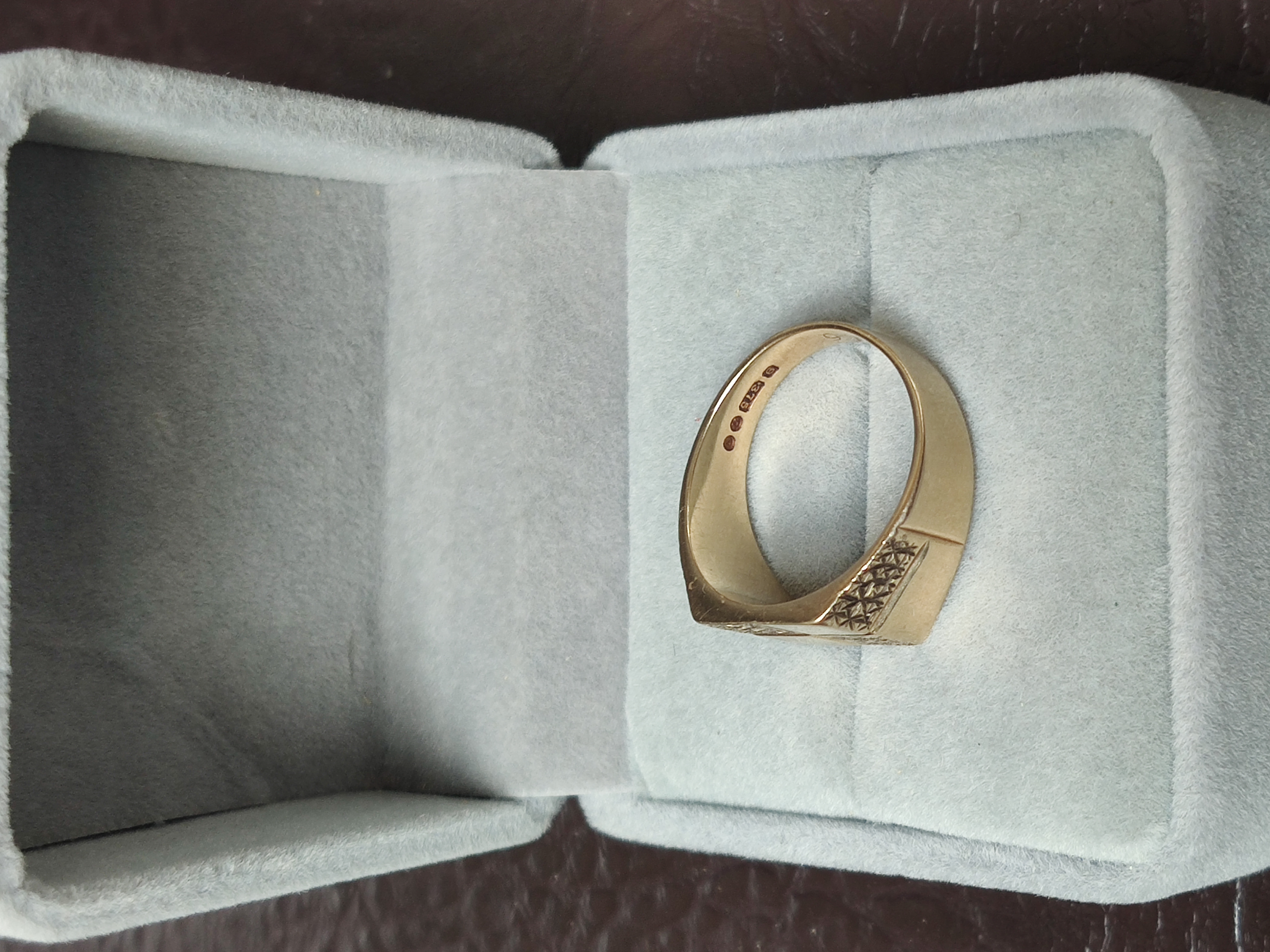 9ct gold gent's ring. Size T ½.