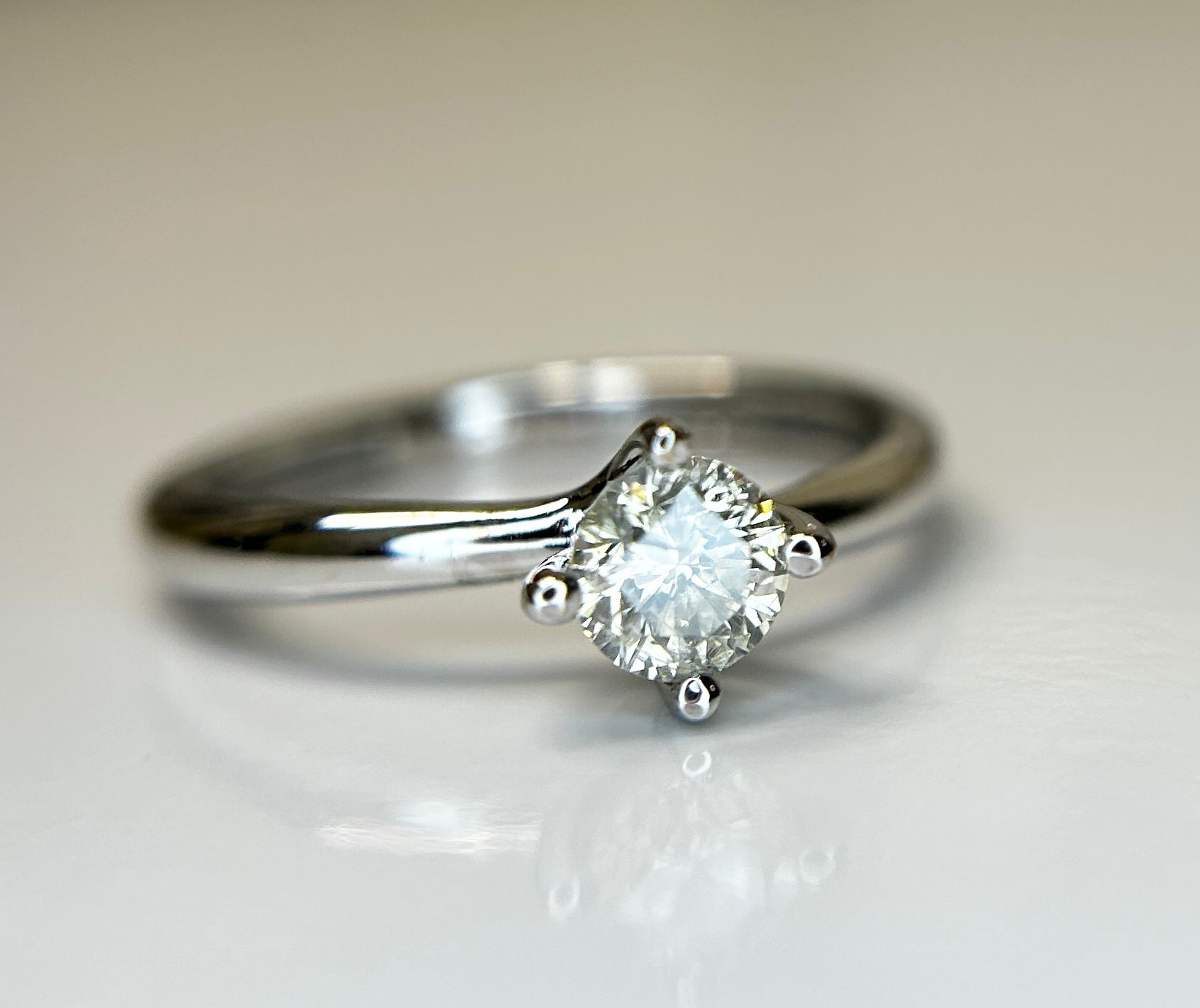 Beautiful Natural 0.42CT S1 Diamond Ring With 18k Gold