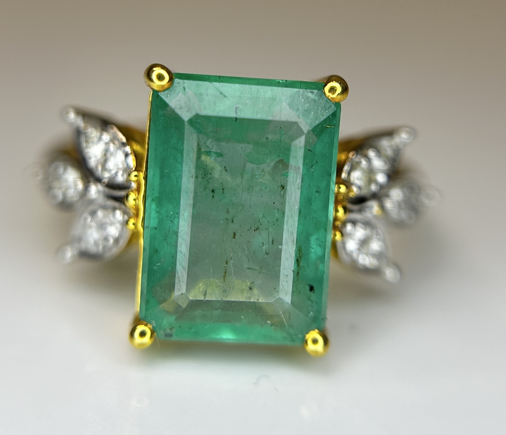 Beautiful Natural Emerald 4.32 CT With Natural Diamonds & 18k Gold