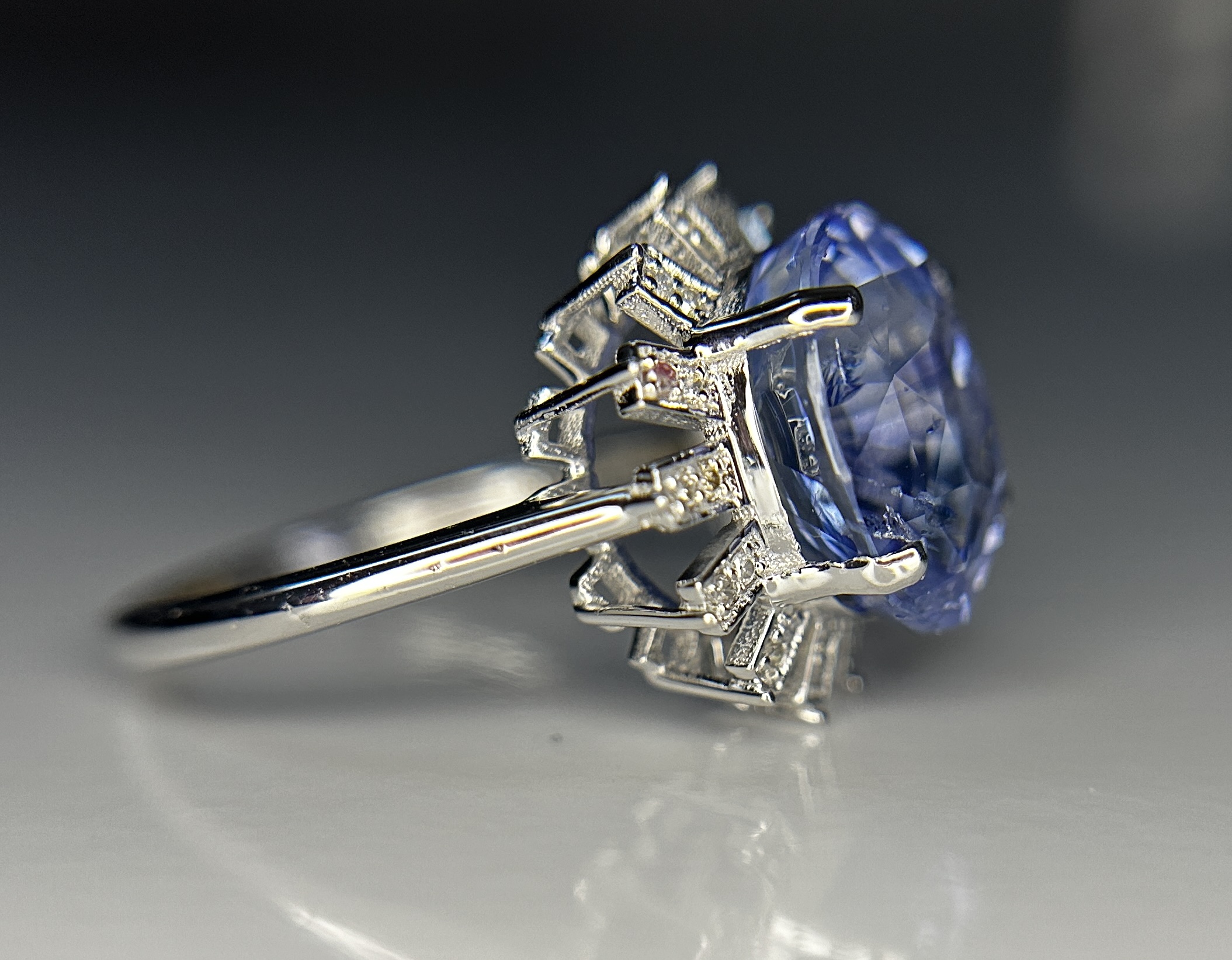 Beautiful 7.90CT Unheated Ceylon Blue Sapphire With Natural Diamonds & 18k Gold