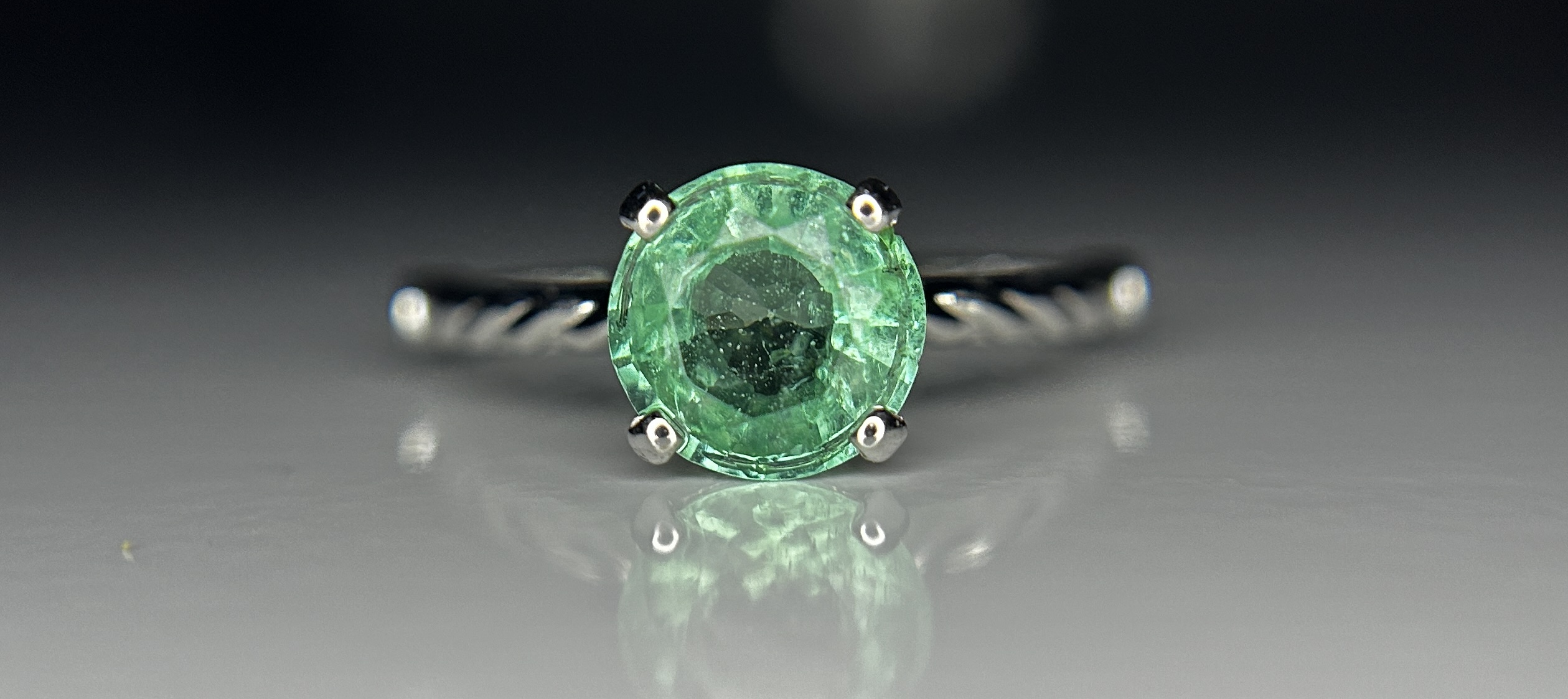 Beautiful 1.35ct Natural Emerald With Natural Diamonds & 18k Gold