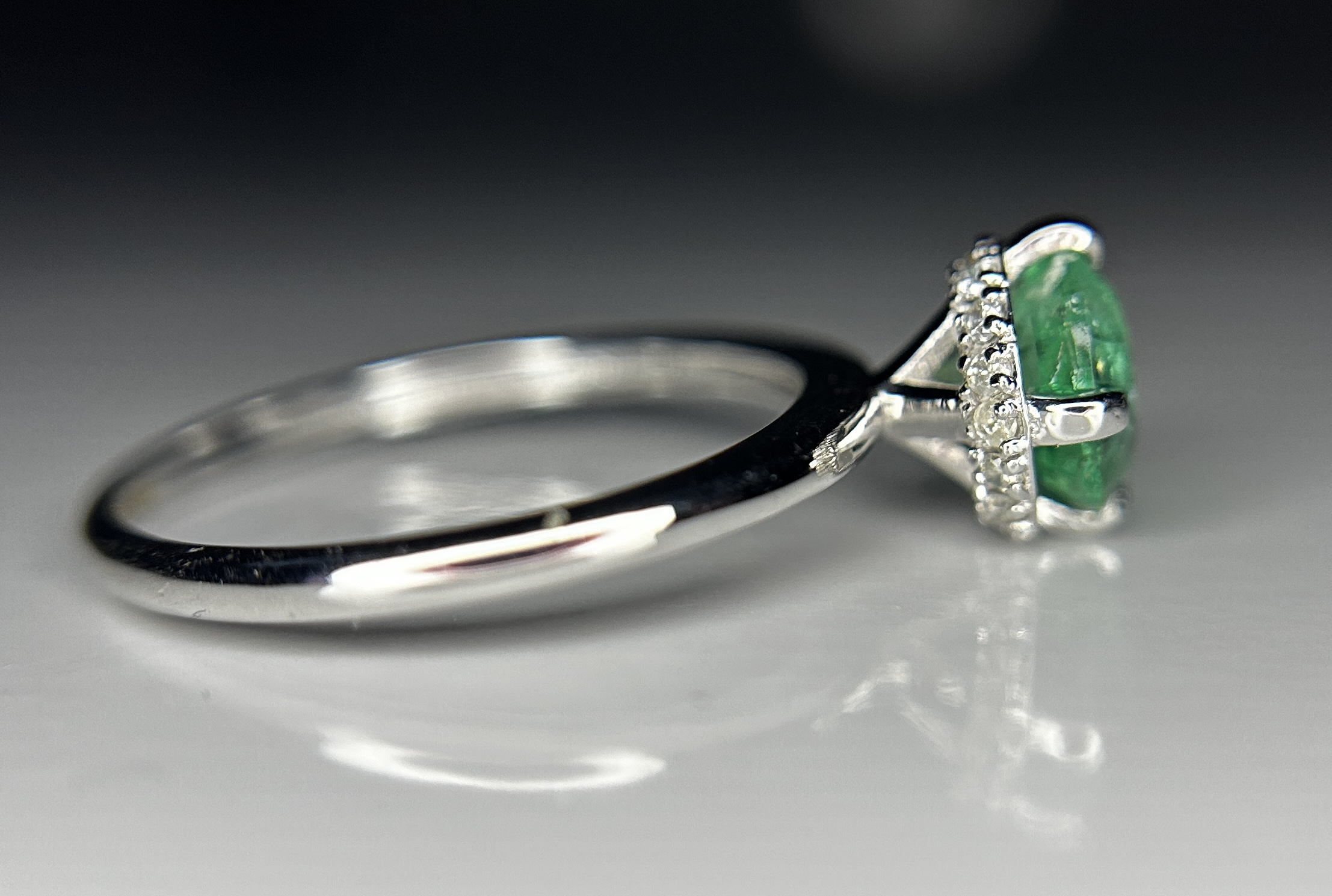 Beautiful 1.07ct Natural Emerald With Natural Diamonds & 18k Gold