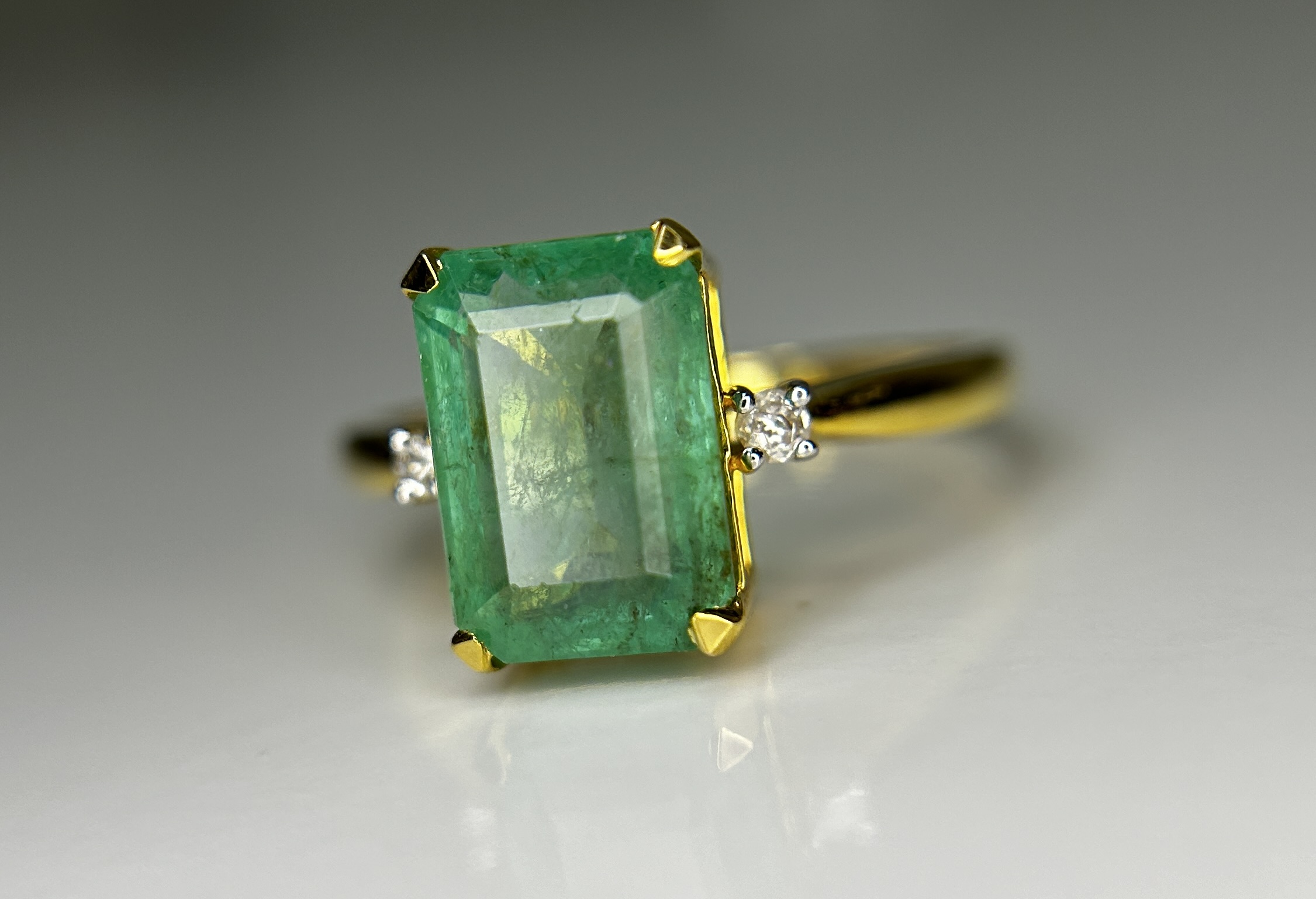 Beautiful Natural Emerald 3.51 CT With Natural Diamonds & 18k Gold