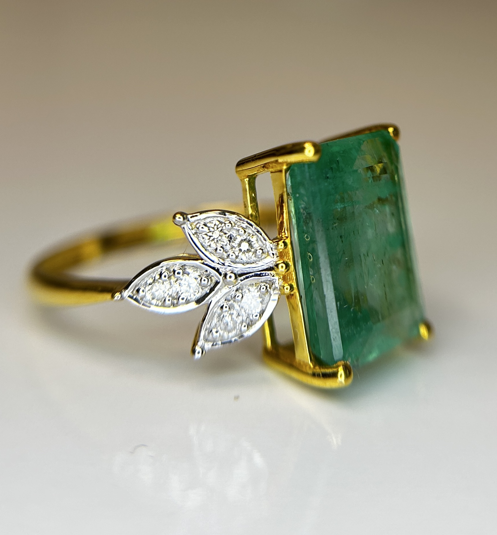 Beautiful Natural Emerald 4.32 CT With Natural Diamonds & 18k Gold