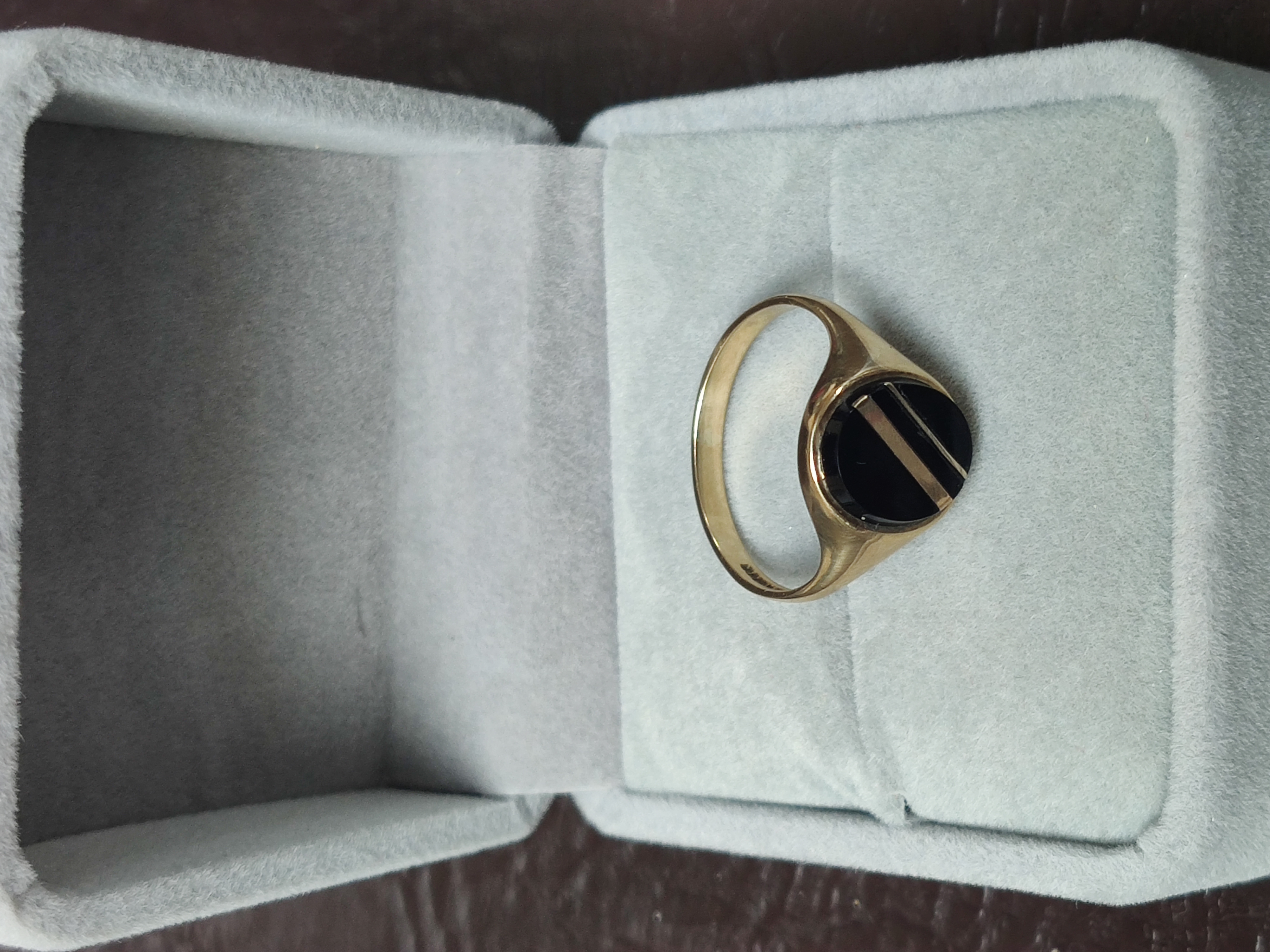 9ct gold onyx gent's ring. Size S.