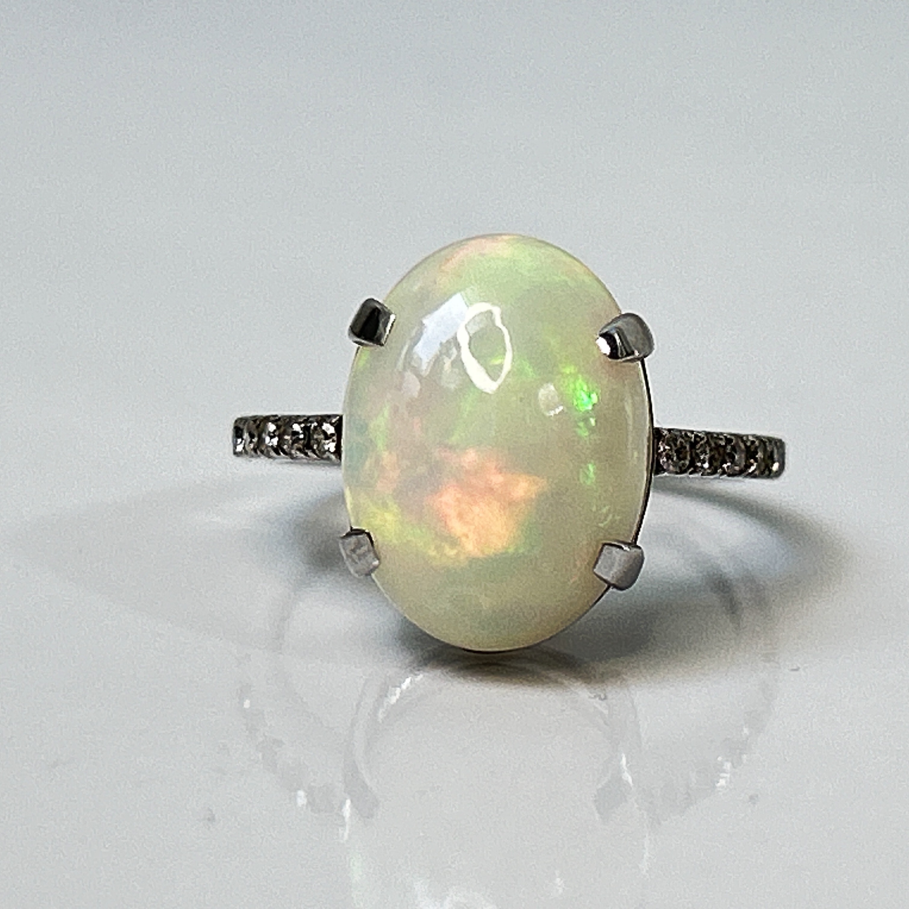 Beautiful Natural Opal 3.86 CT Ring With Natural Diamond and 18k Gold