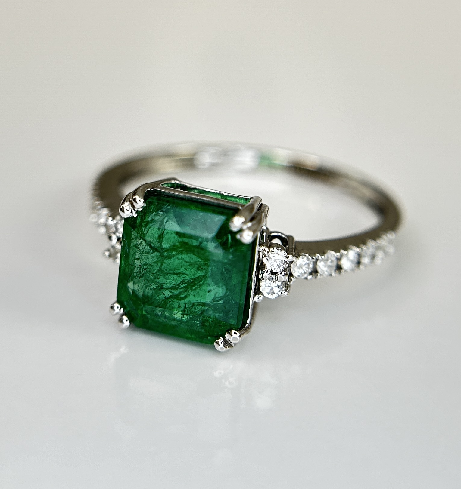 Beautiful Natural Emerald 2.30 CT With Natural Diamonds & 18k Gold