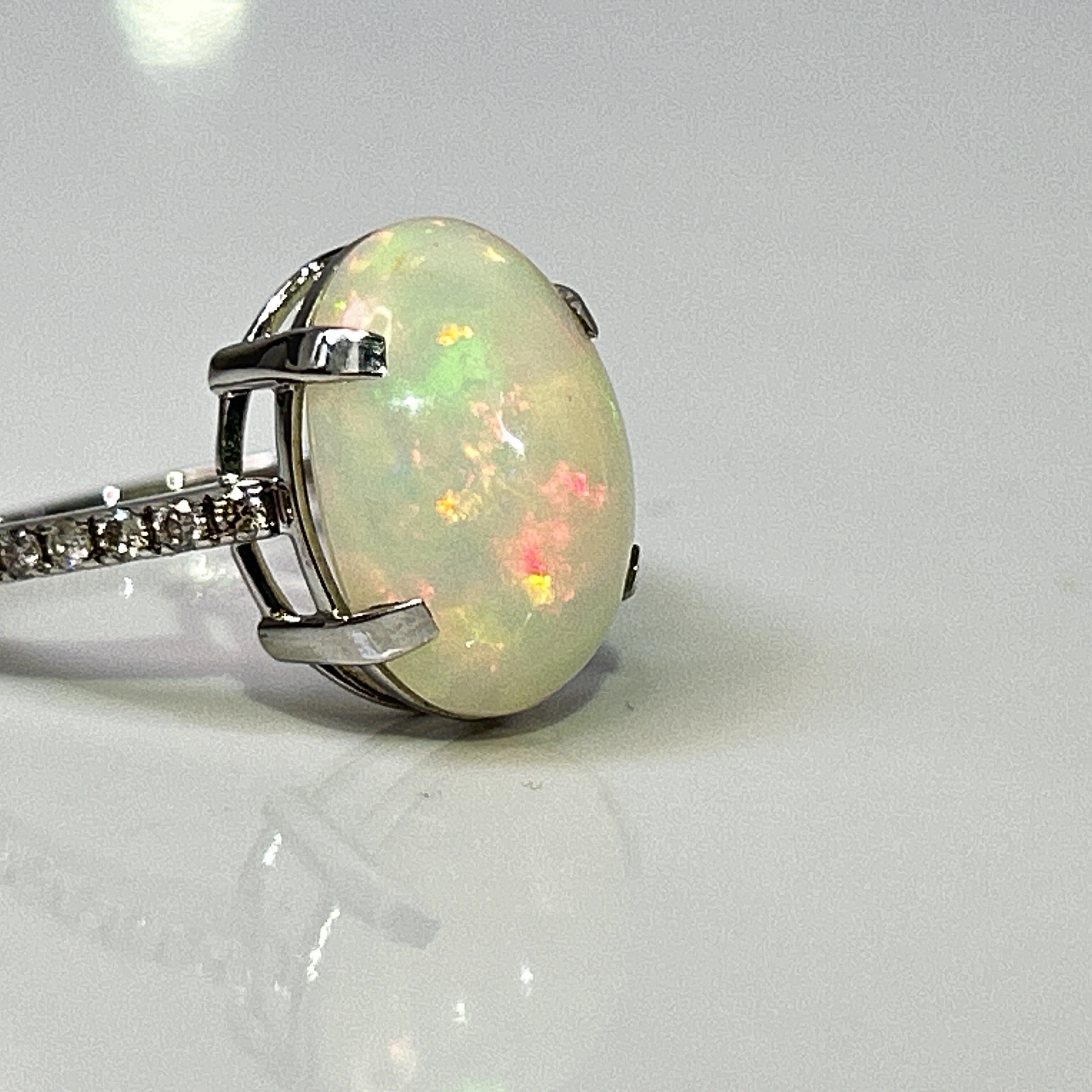 Beautiful Natural Opal 3.86 CT Ring With Natural Diamond and 18k Gold