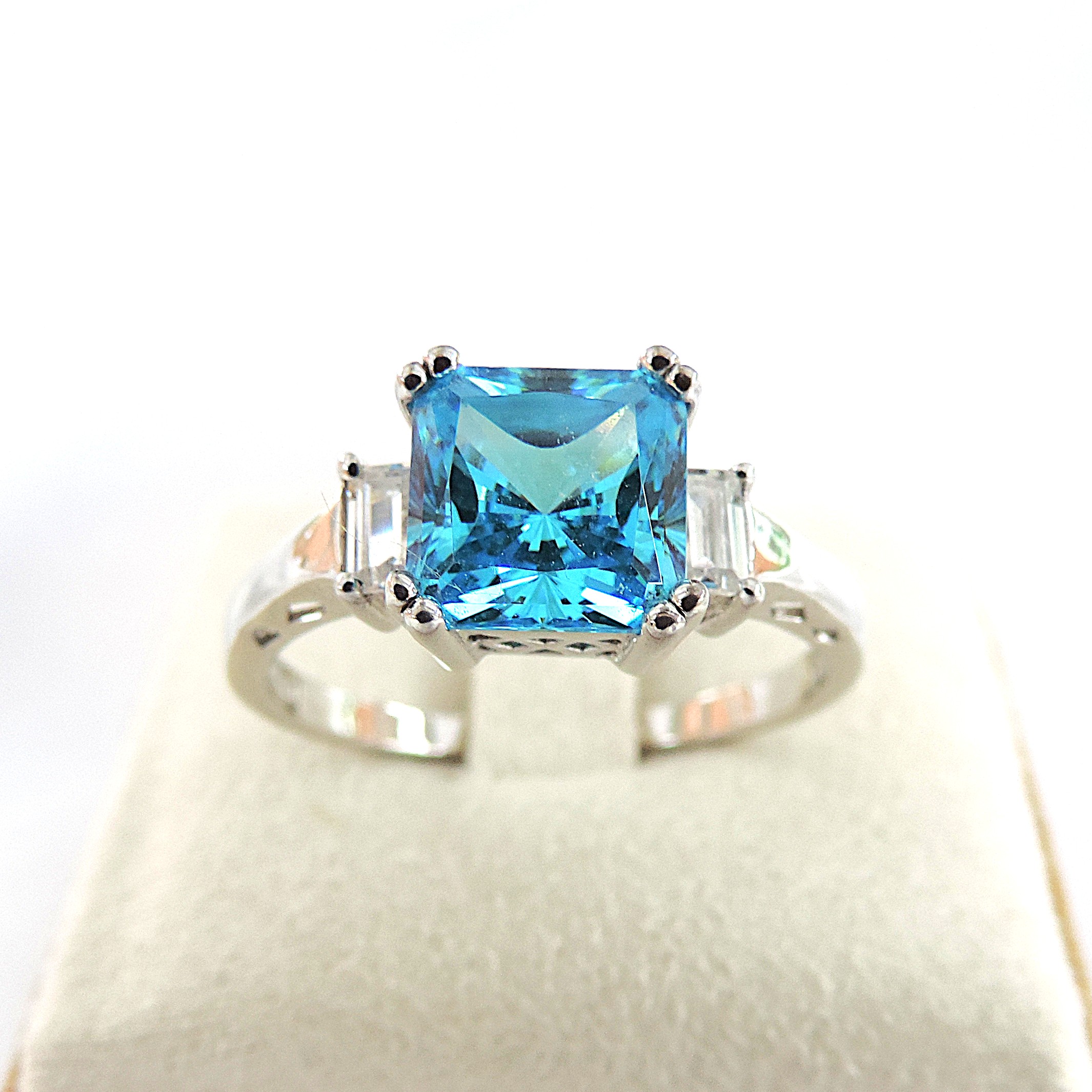 925 Silver Swiss Blue 2.75 Carat Topaz Gemstone Ring 'NEW'