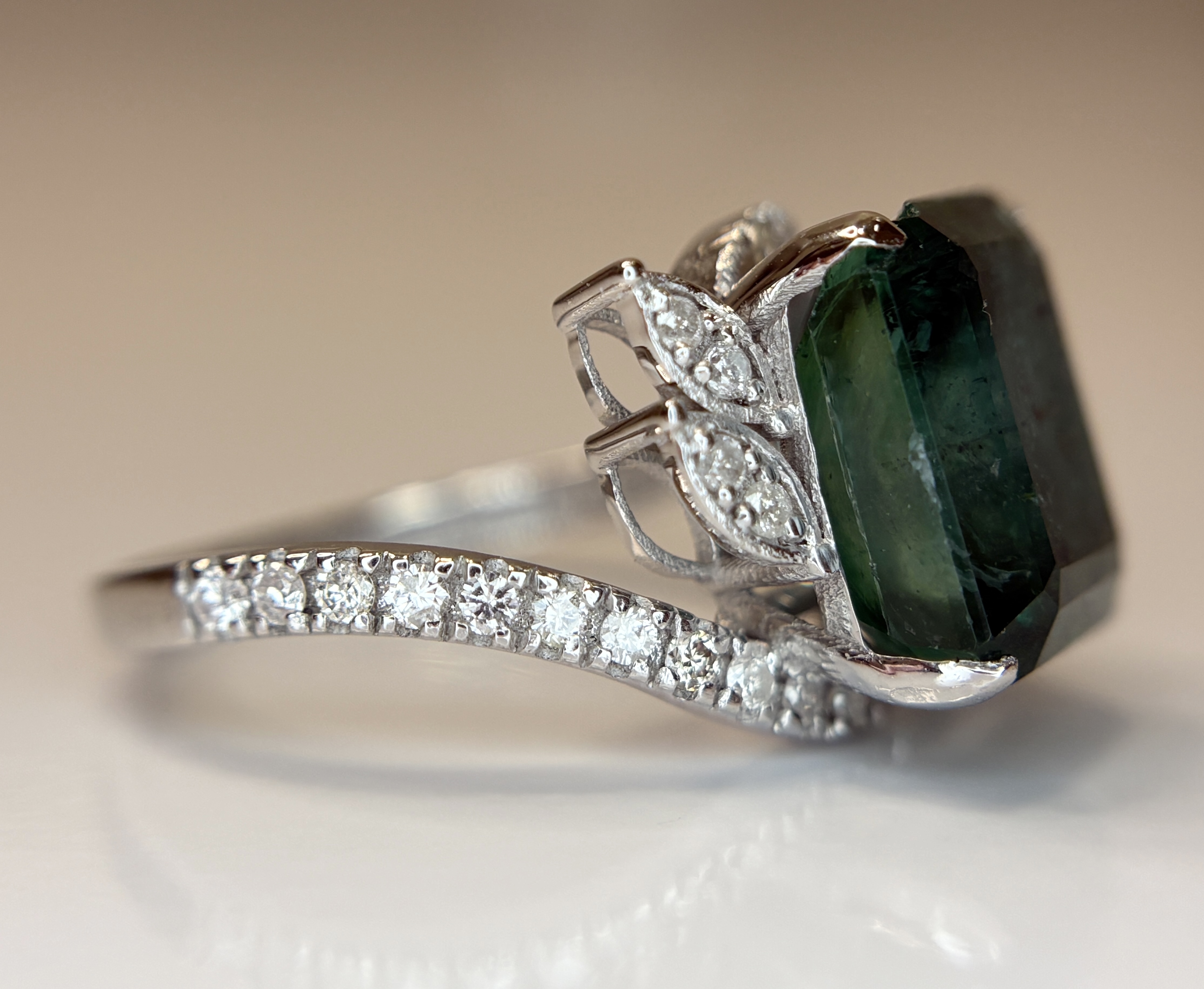 Beautiful 5.45 CT Natural Emerald With Natural Diamonds & 18k Gold