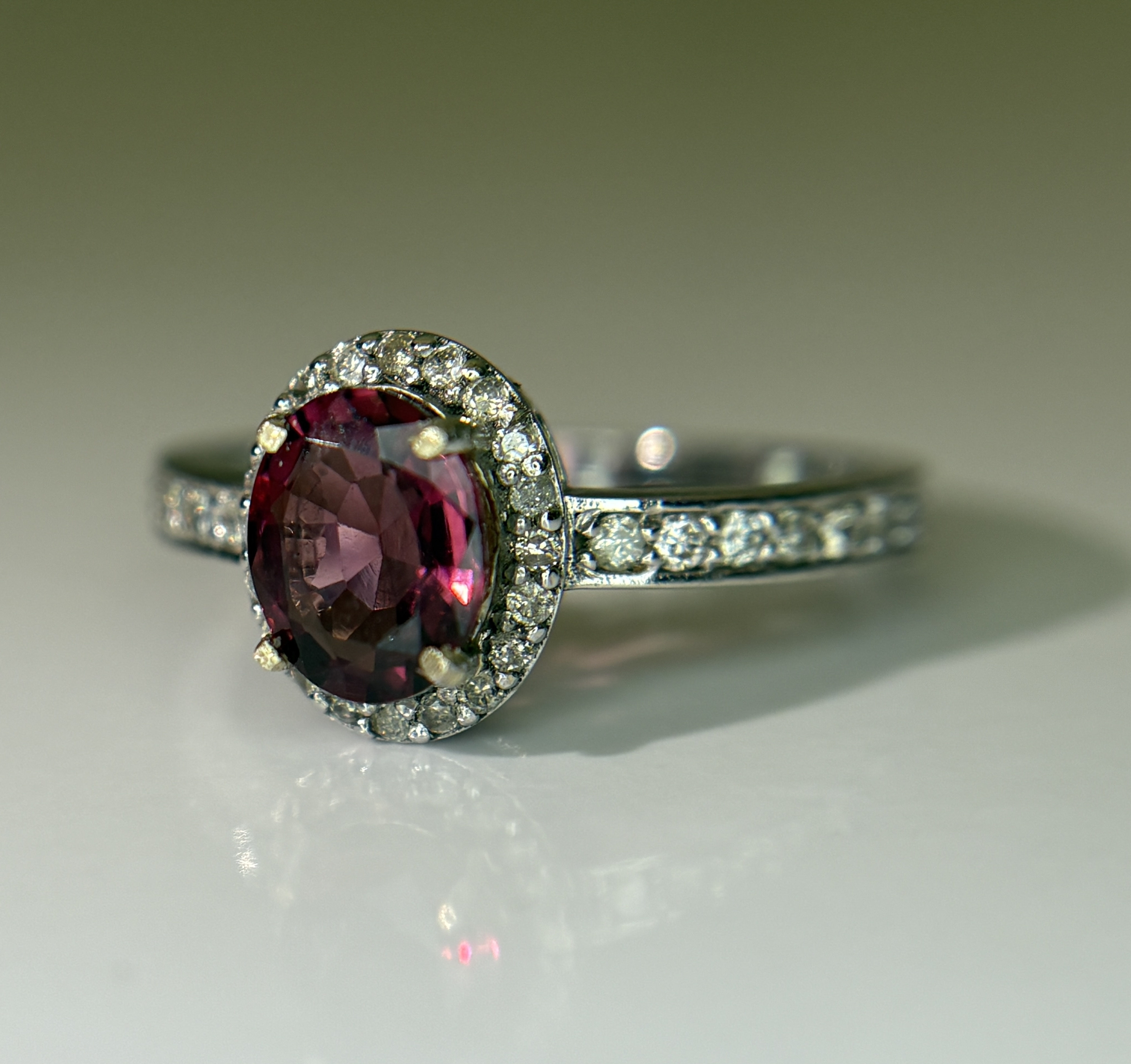 Beautiful Natural 1.00 Ct Spinel Ring With Diamonds and 18k Gold