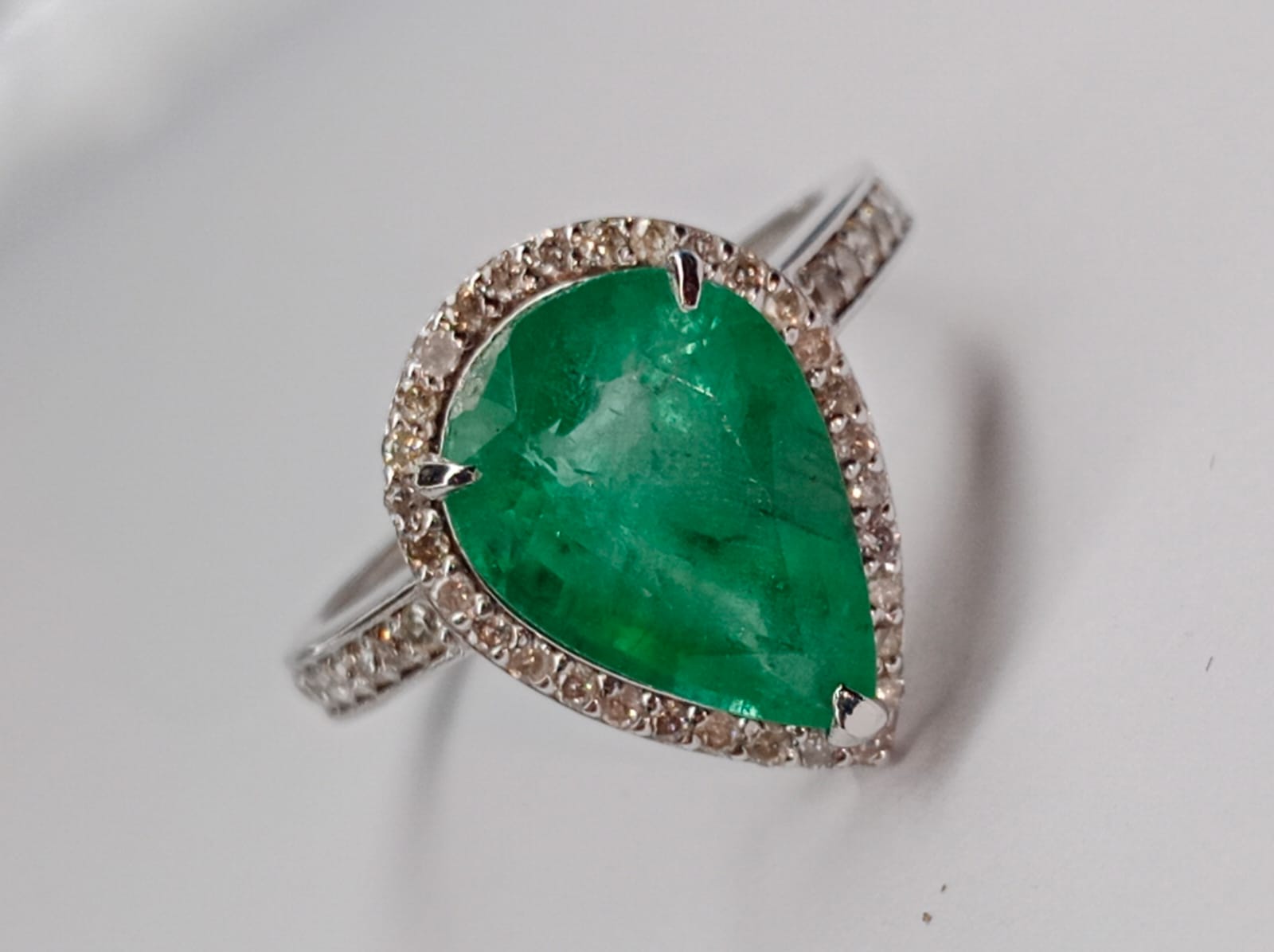 Beautiful 3.06 CT Natural Emerald With Natural Diamonds & 18kGold