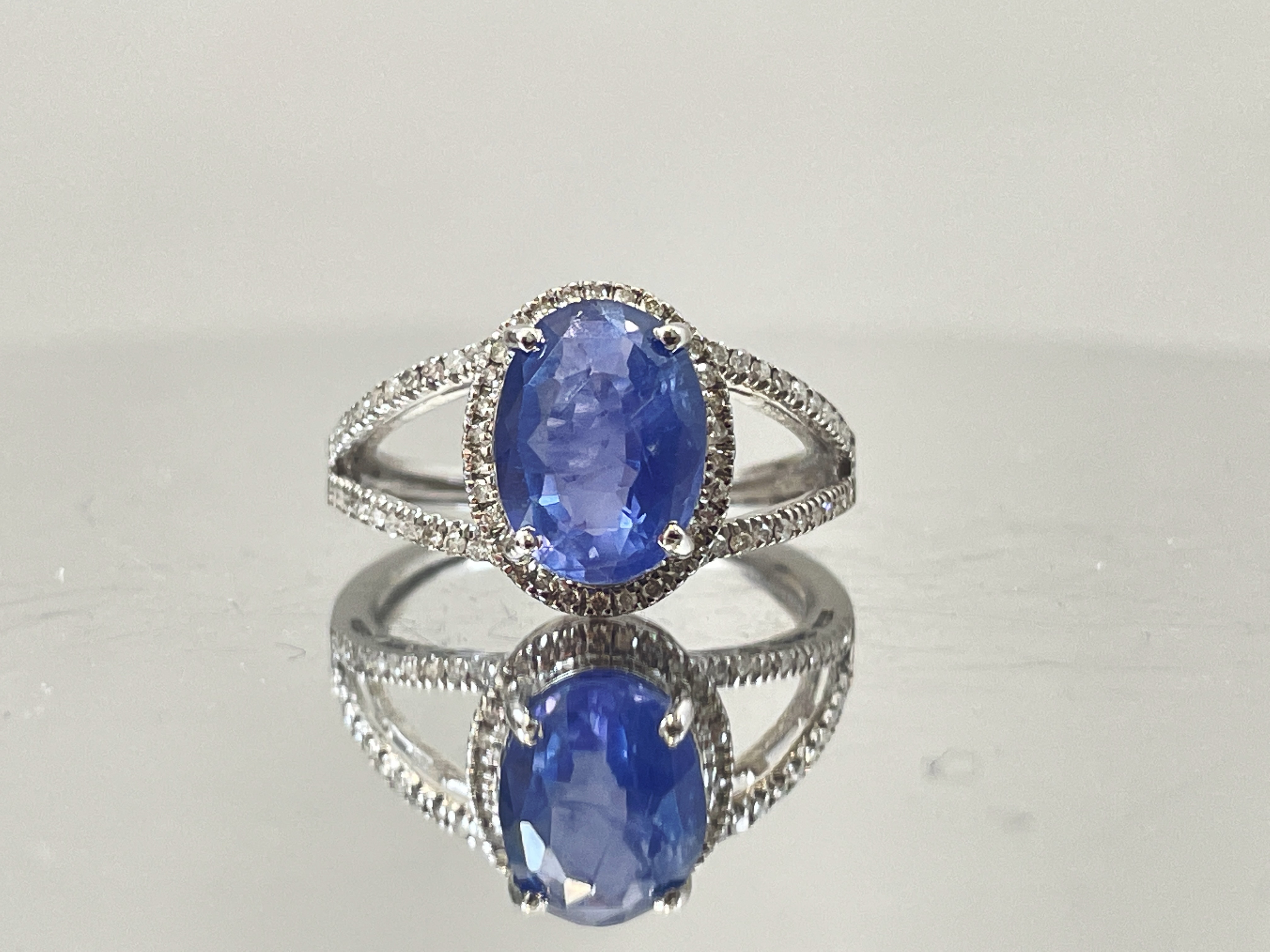 Beautiful 2.83 CT Natural Ceylon Cornflour Blue Sapphire  Diamonds & 18k Gold