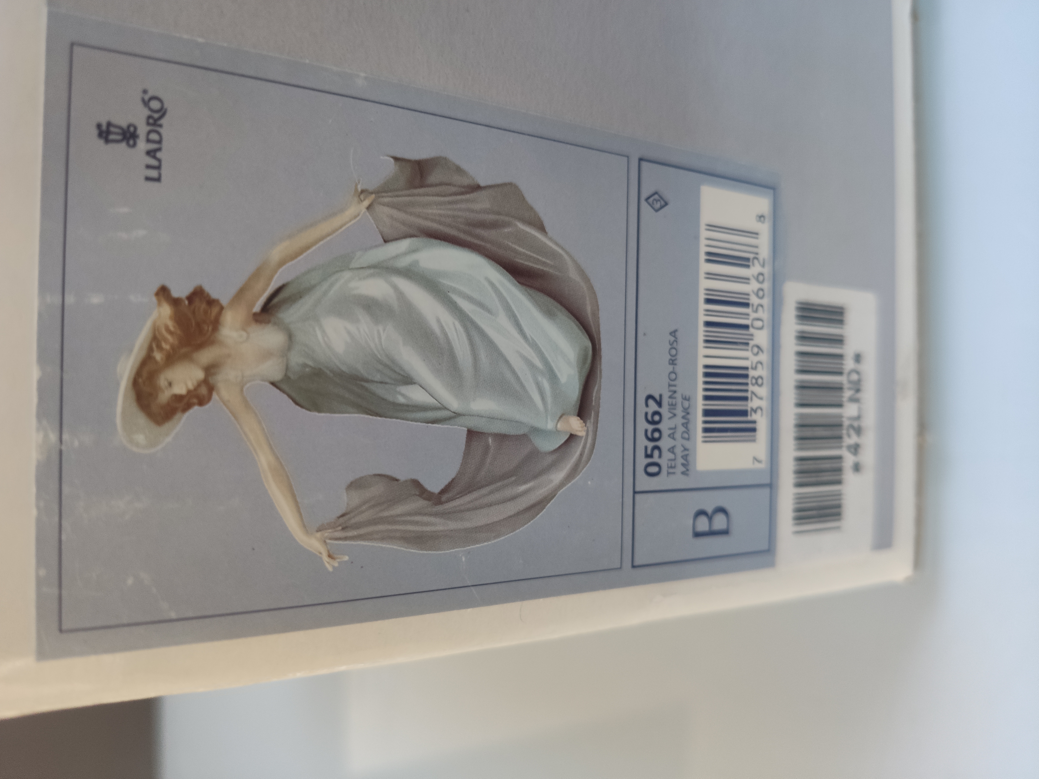 Lladro May Dance – Tela Al Viento Rosa 5662 with original box.
