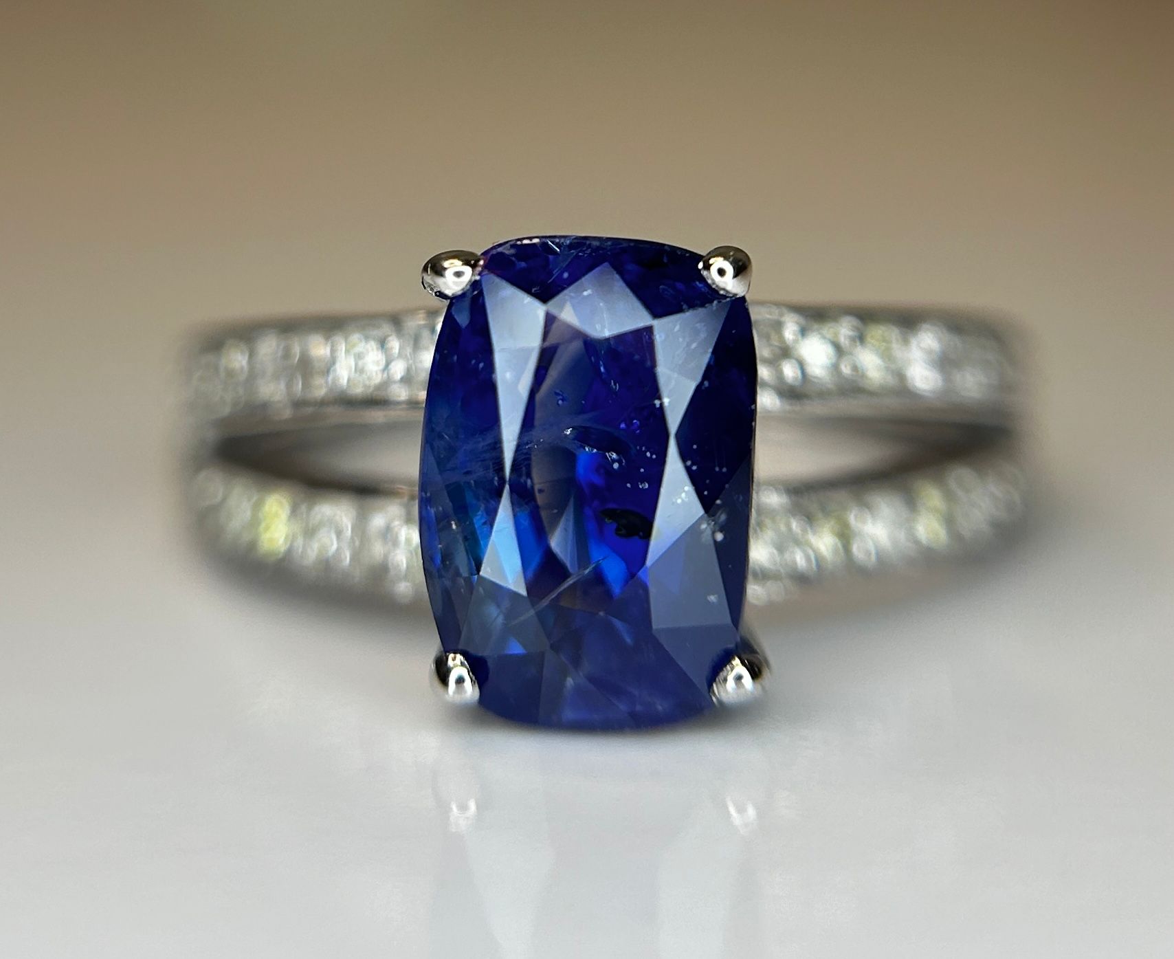 Beautiful 3.16 CT Natural Ceylon Cornflour Blue Sapphire Diamonds & 18k Gold