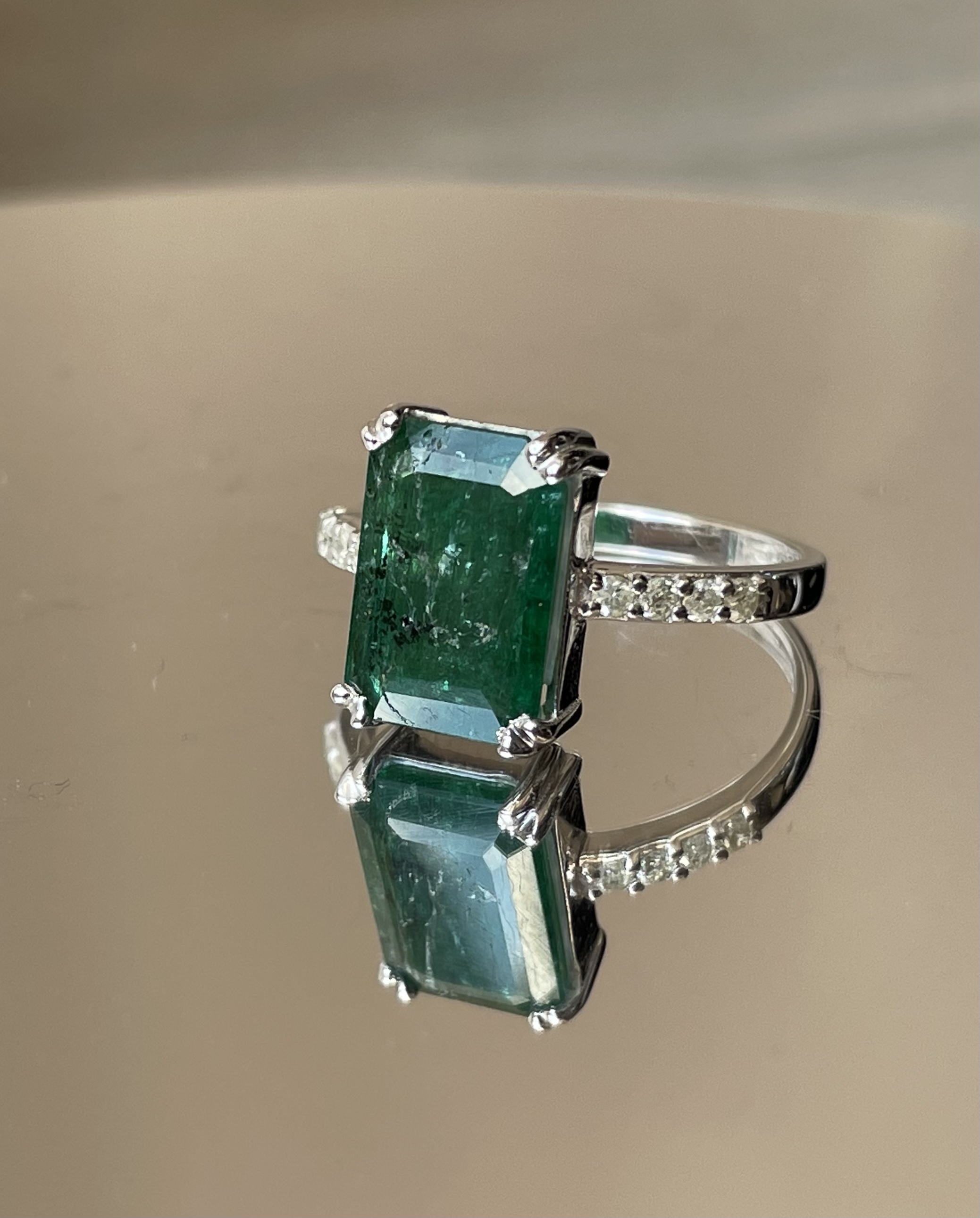 Beautiful 3.46 Carats Natural Emerald Ring Natural Diamonds & 18k Gold