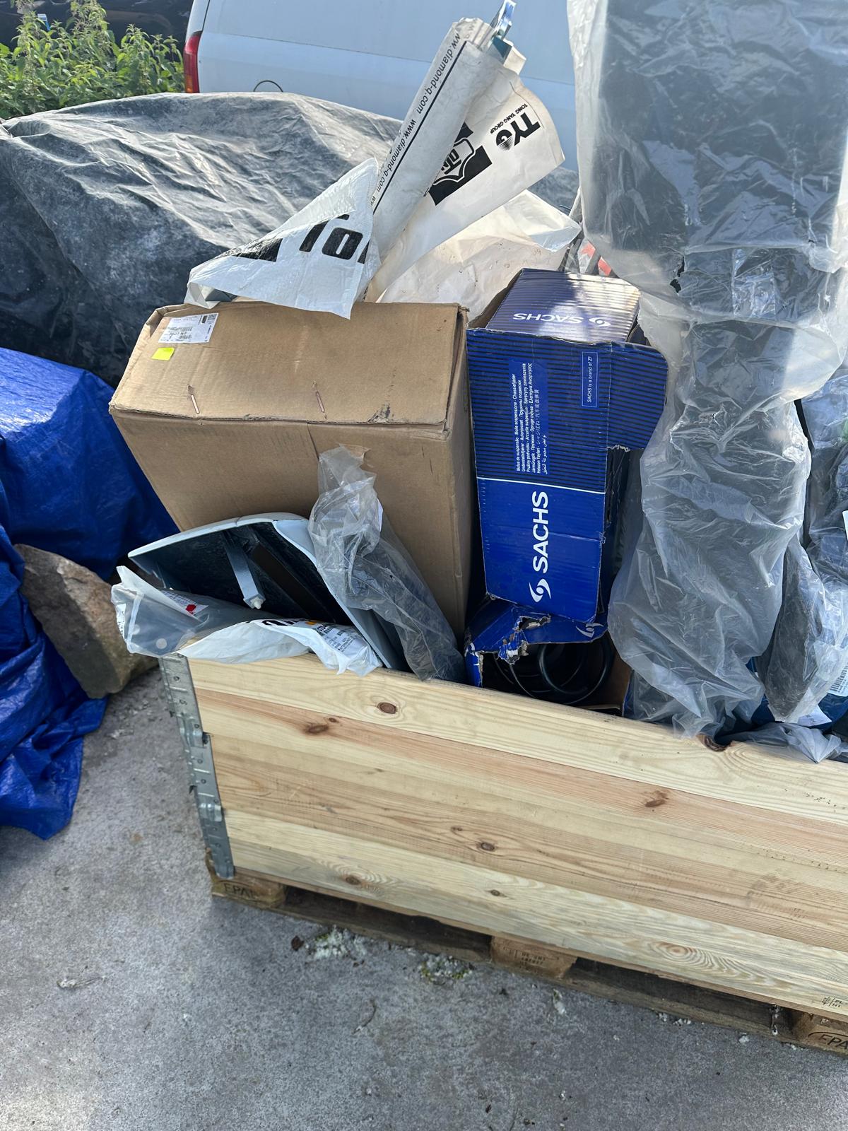Pallet of Miscellaneous Car Parts Automotive Body Parts RRP £1200