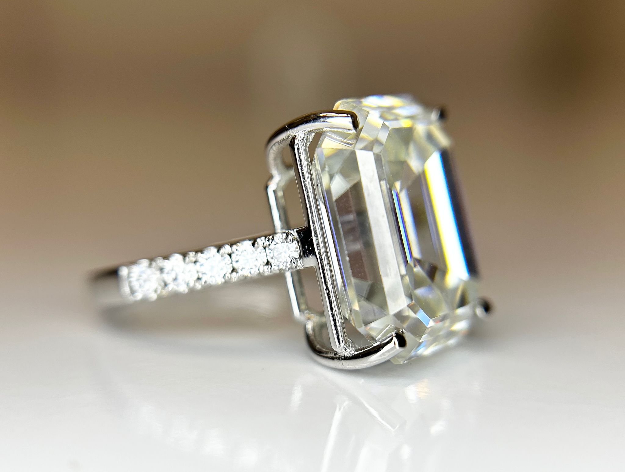 Beautiful 12.08CT Mossanite Ring With 18k Gold