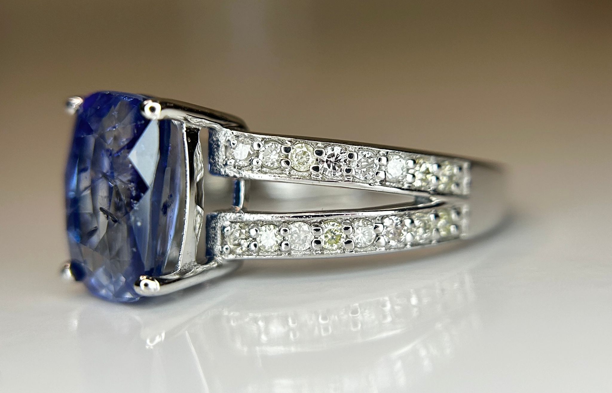 Beautiful 3.16 CT Natural Ceylon Cornflour Blue Sapphire Diamonds & 18k Gold