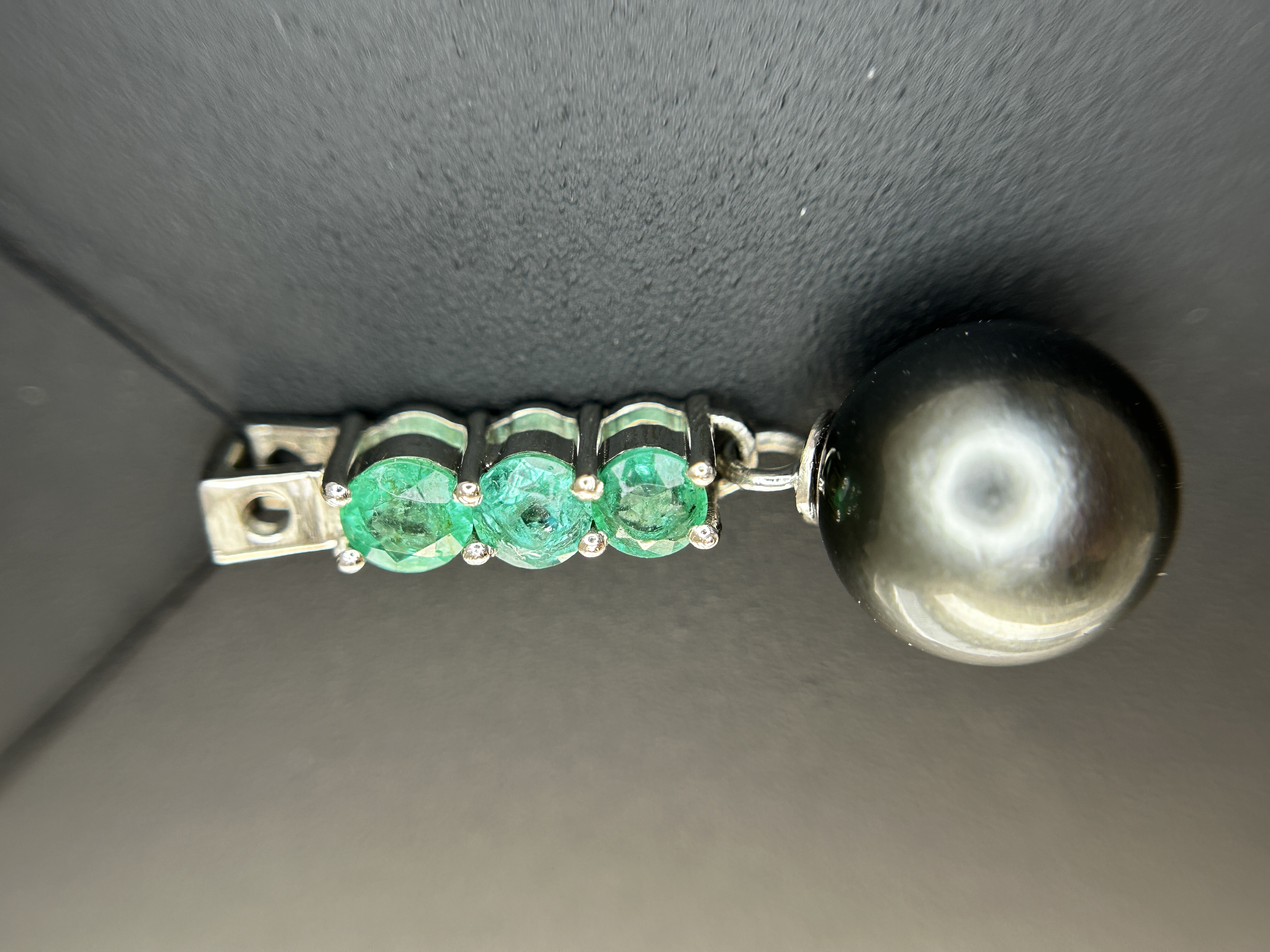 Beautiful 9.25CT Natural Tahitian Pearl With Emerald & 950 Platinum Pendant